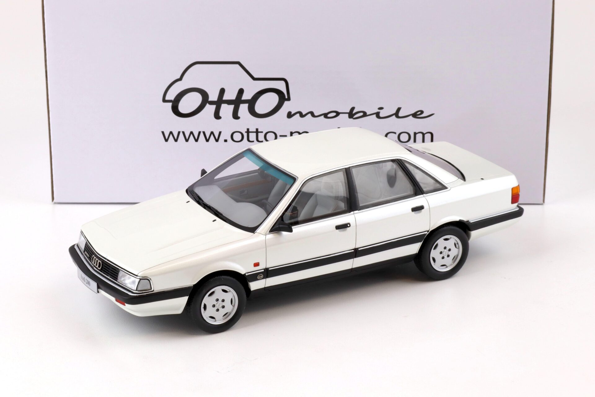 1:18 OTTO mobile OT408 Audi 200 Quattro 20V Limousine white 1989