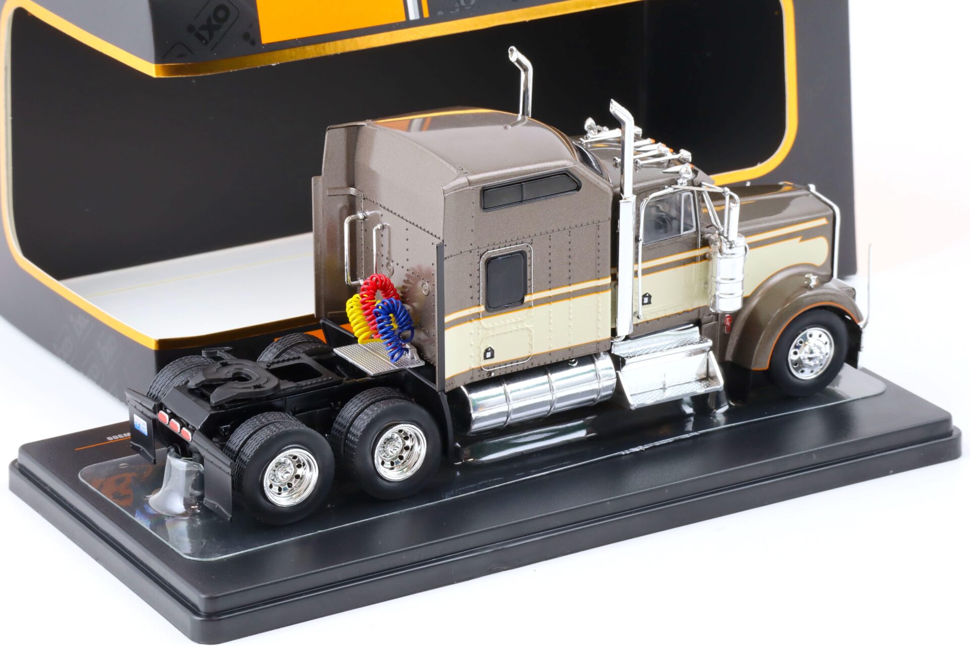 1:43 IXO Kenworth W900 brown/ beige 1990 Truck SZM