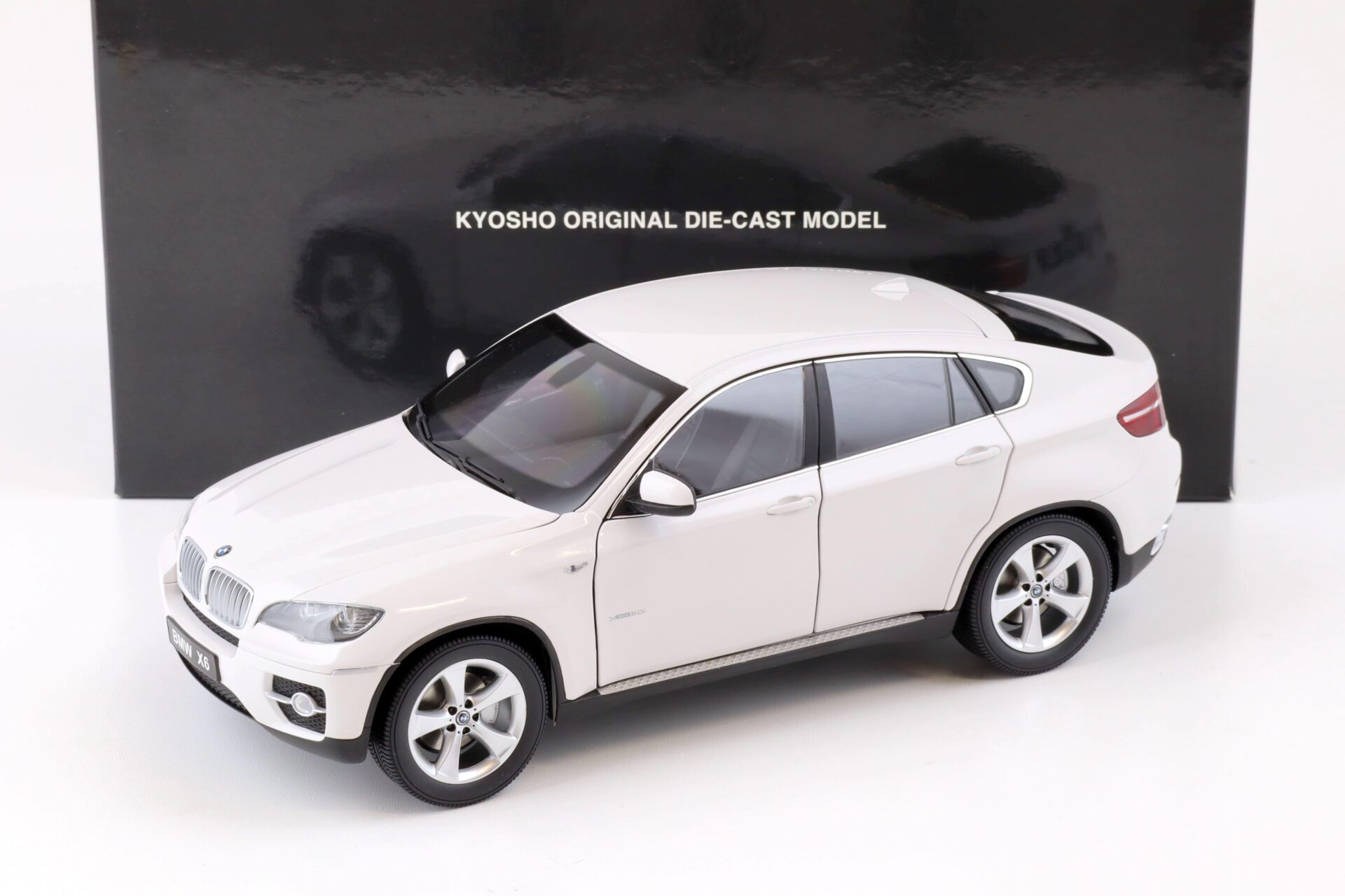 1:18 Kyosho BMW X6 xDrive50i (E71) white 08761W