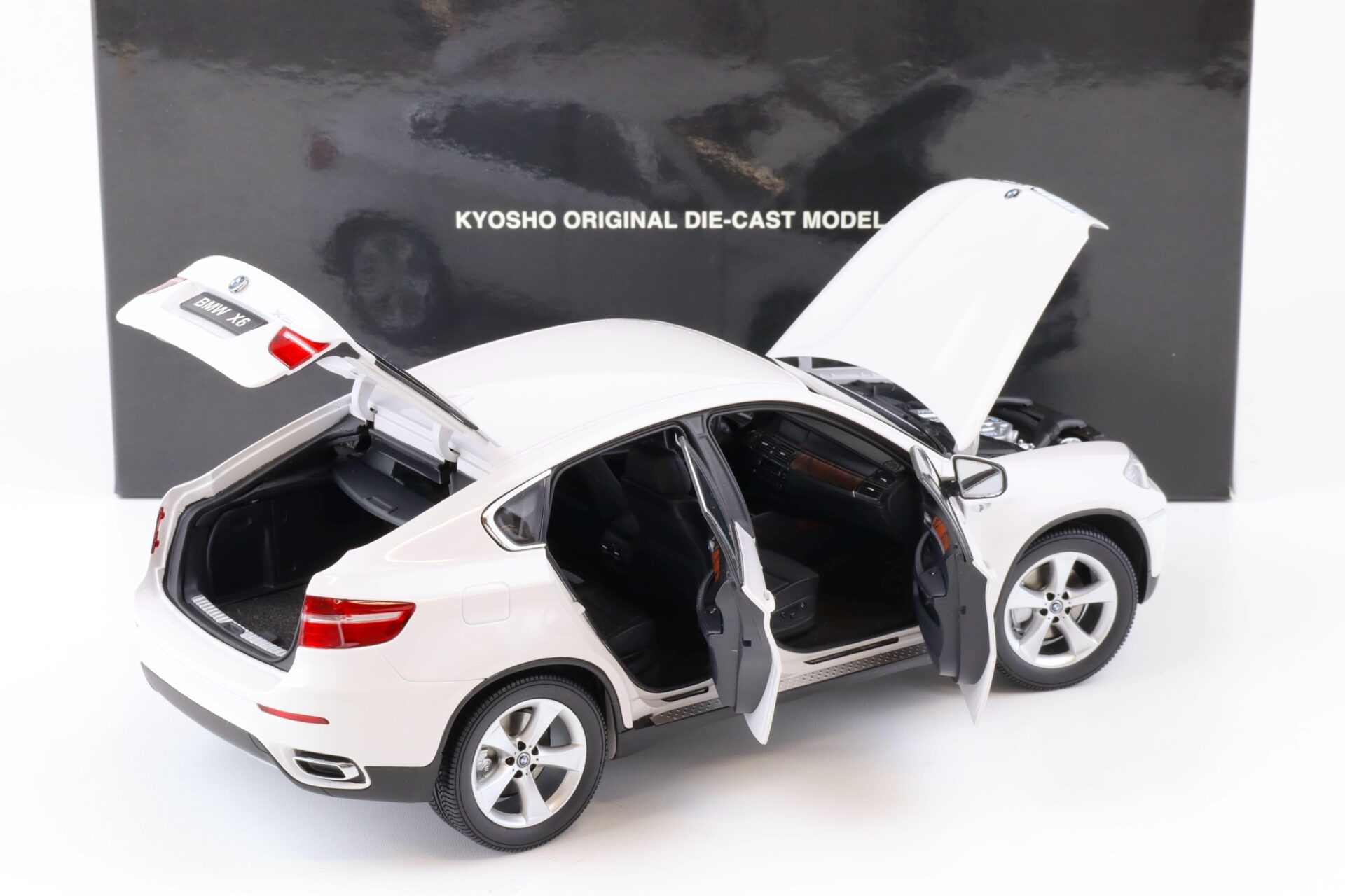 1:18 Kyosho BMW X6 xDrive50i (E71) white 08761W
