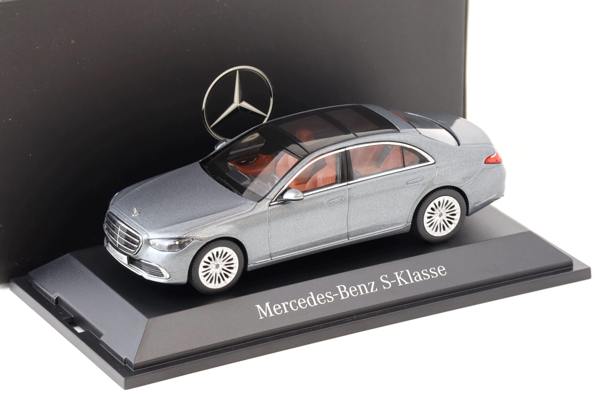 ID 77090 orig.jpg 1:43 Herpa Mercedes S Class V223 selenite grey DEALER VERSION