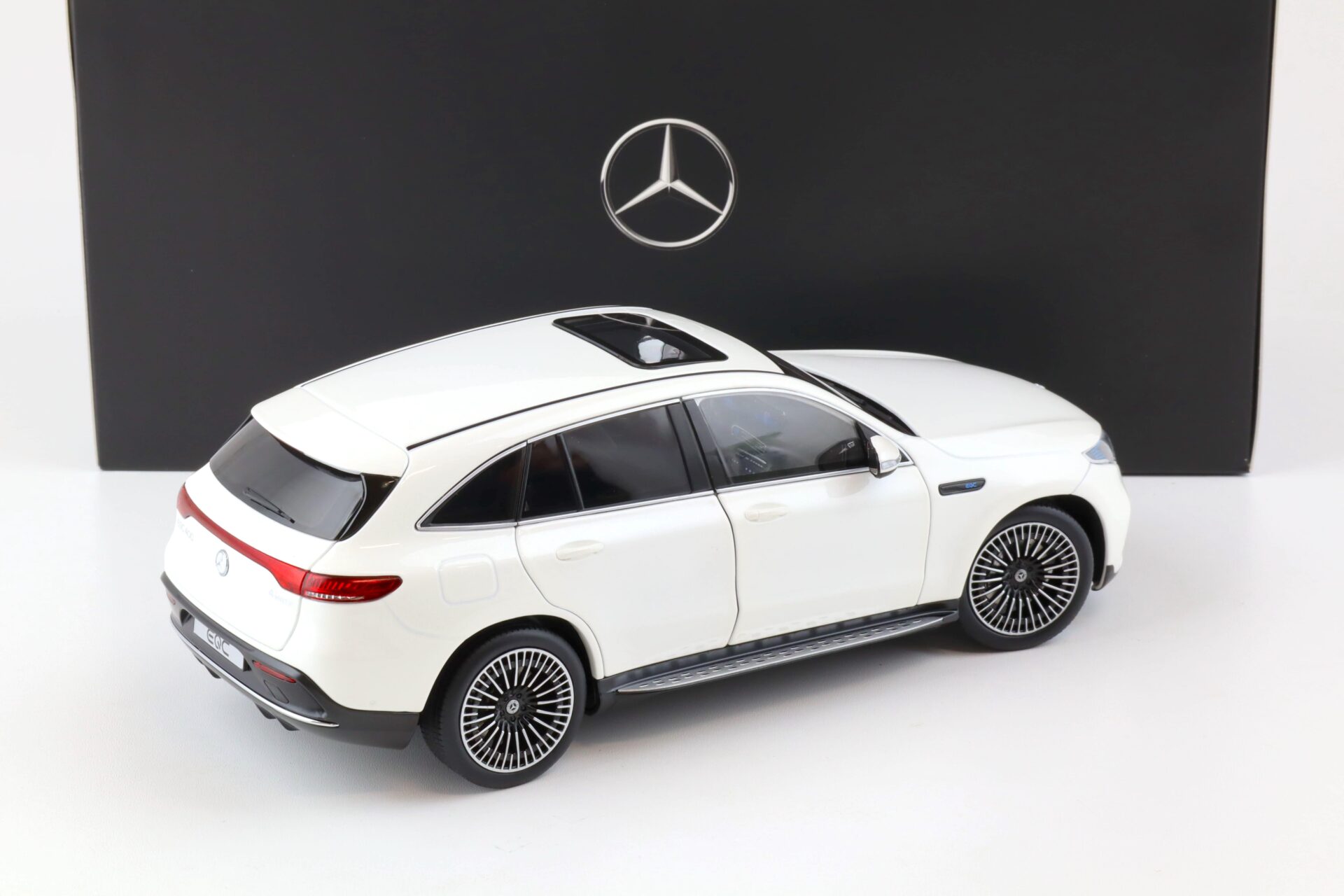 1:18 NZG Mercedes EQC 400 4Matic N293 diamond white bright DEALER VERSION