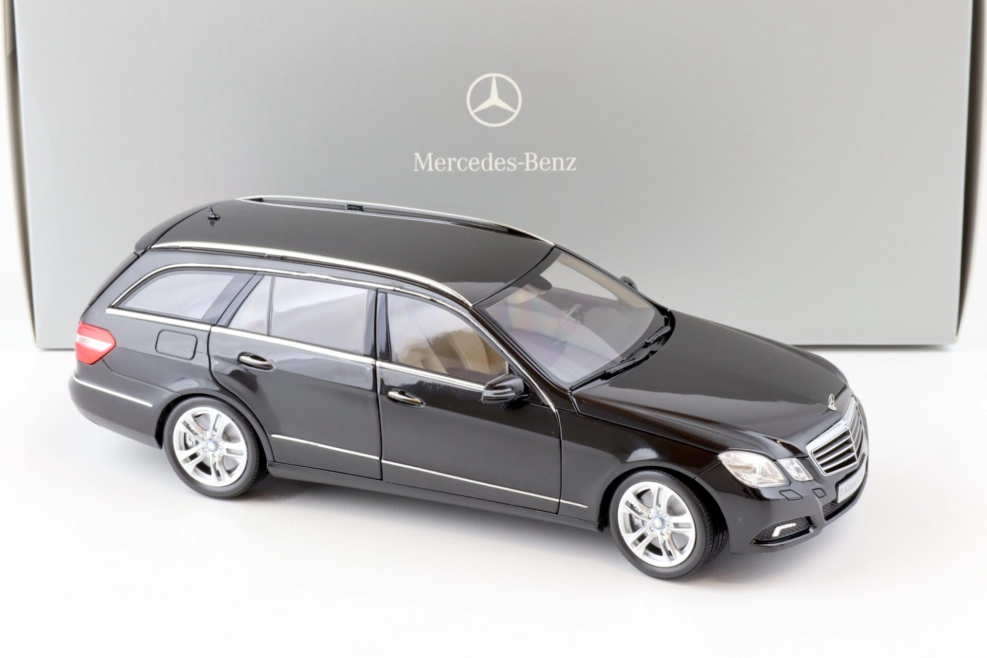 1:18 Minichamps Mercedes E-Klasse T-Modell S212 obsidian black DEALER VERSION