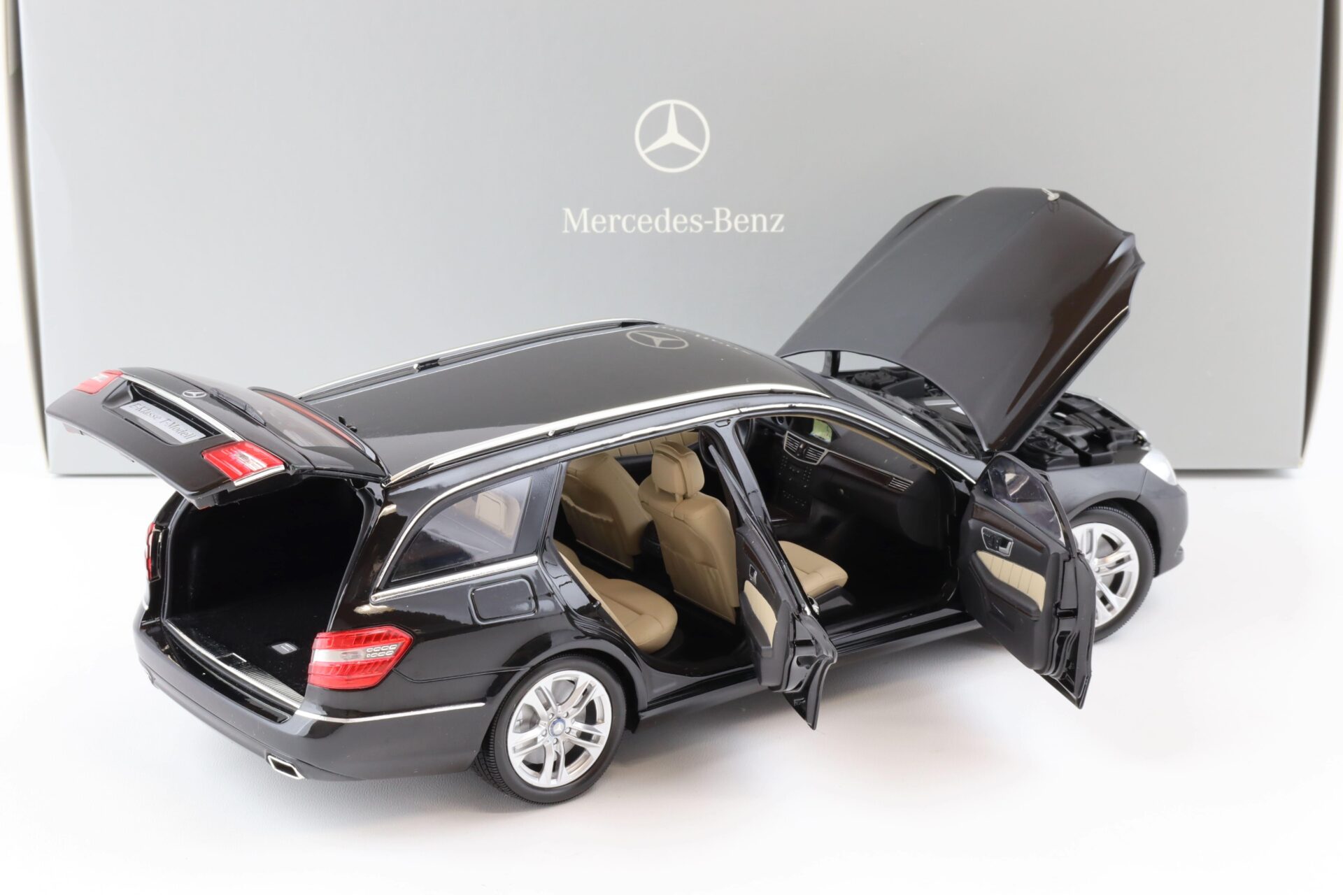 1:18 Minichamps Mercedes E-Klasse T-Modell S212 obsidian black DEALER VERSION