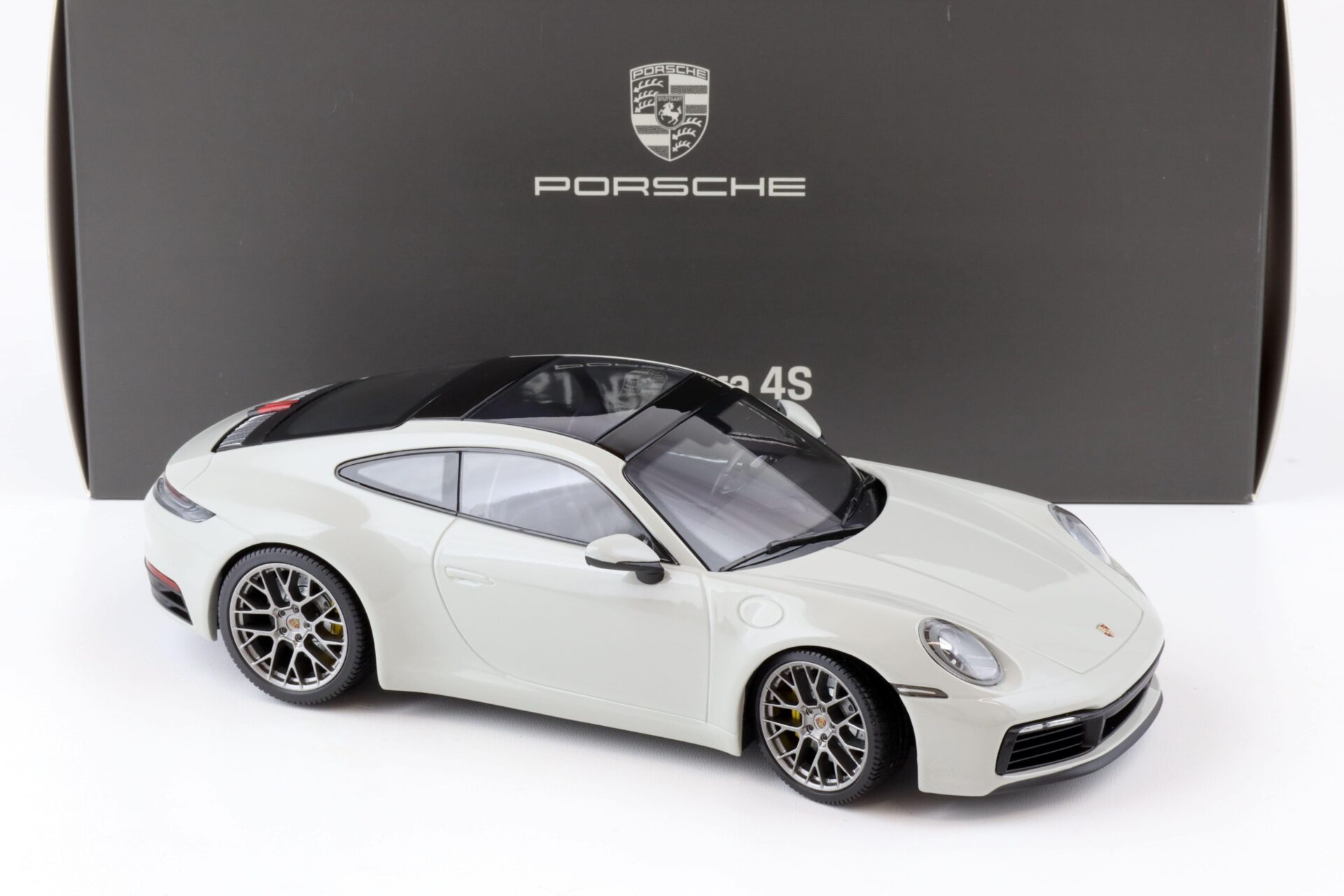 1:18 Minichamps Porsche 911 (992) Carrera 4S Coupe kreide WAP DEALER