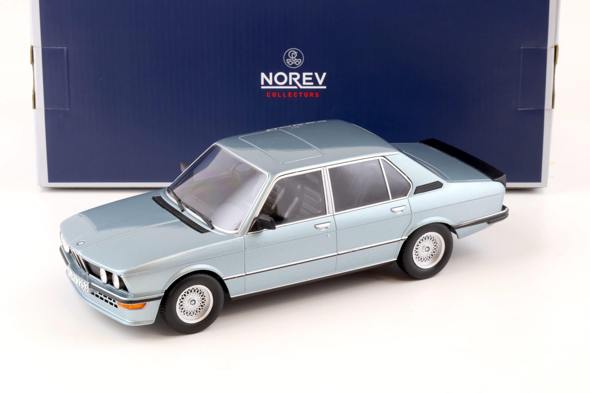 ID 78975 orig.jpg 1:18 Norev BMW M 535i E12 Limousine 1980 blue metallic 183269