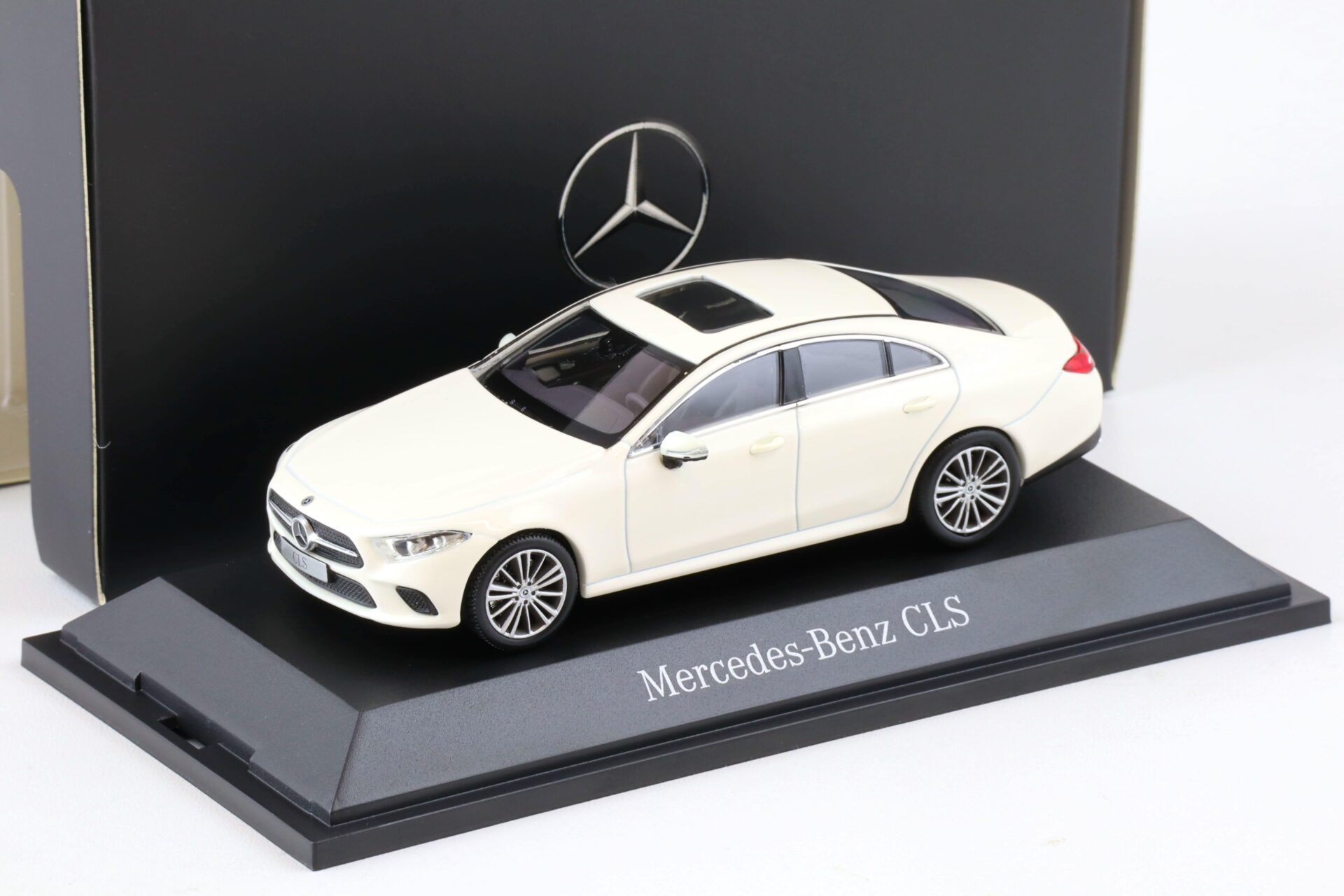 ID 79007 orig.jpg 1:43 Norev Mercedes CLS Coupe C257 diamond white 2018 DEALER VERSION
