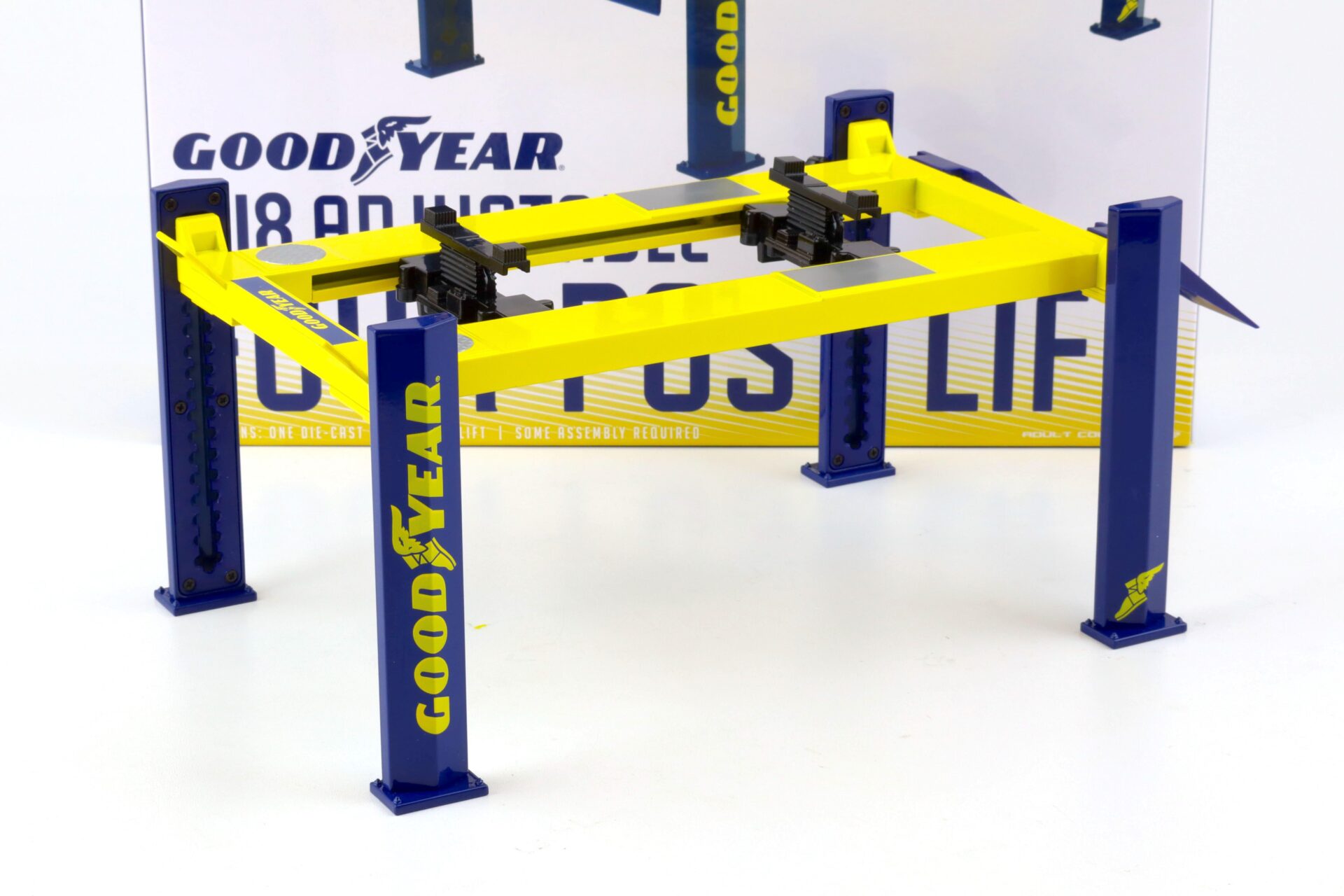 1:18 Greenlight GOODYEAR Adjustable FOUR-POST Lift Hebebühne Zubehör yellow/blue