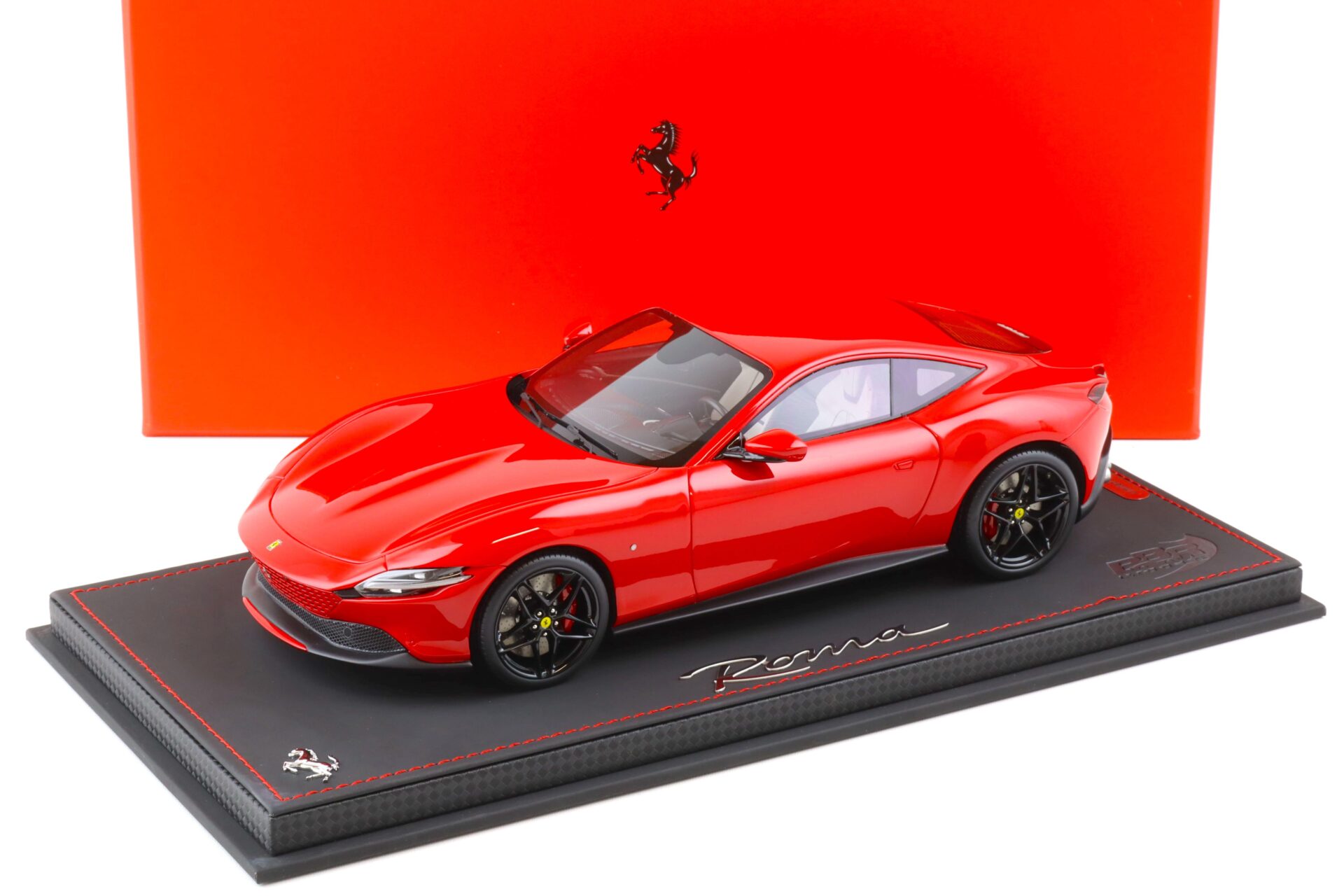 ID 79468 orig.jpg 1:18 BBR Ferrari Roma Rosso Corsa 322 red/ black wheels with display - Limited 24 pcs.