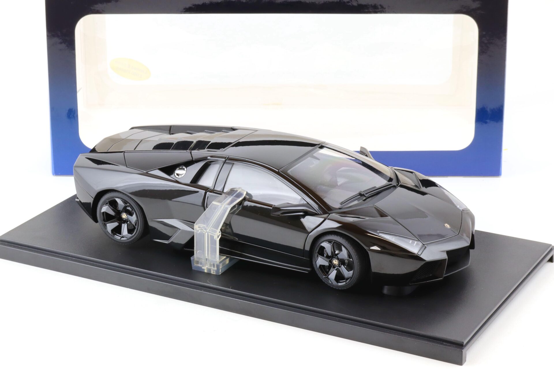 1:18 AUTOart Lamborghini Reventon black 74592