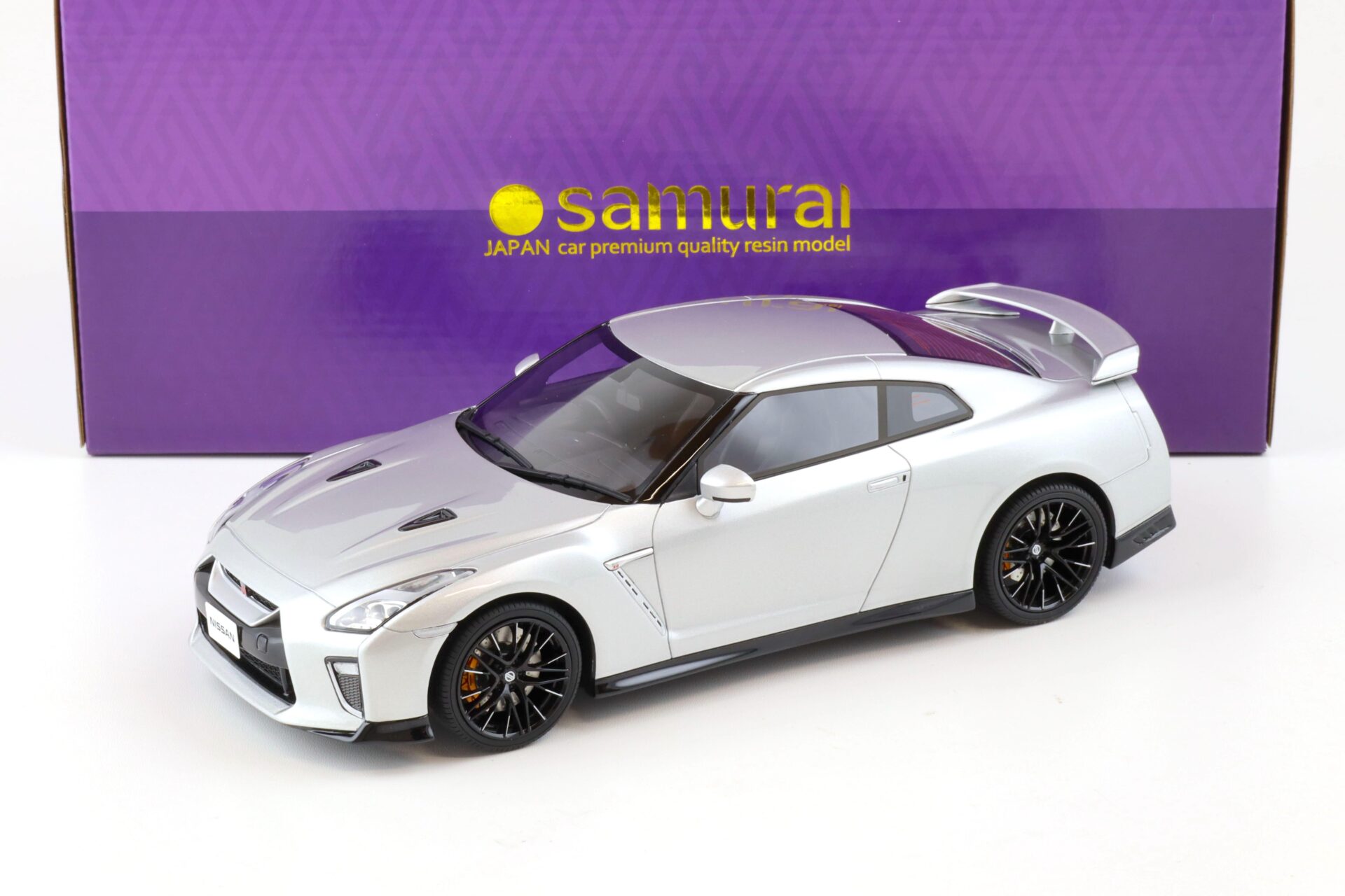 ID 79668 orig.jpg 1:18 Kyosho Samurai 2020 Nissan GT-R (R35) Coupe silver metallic KSR18044S