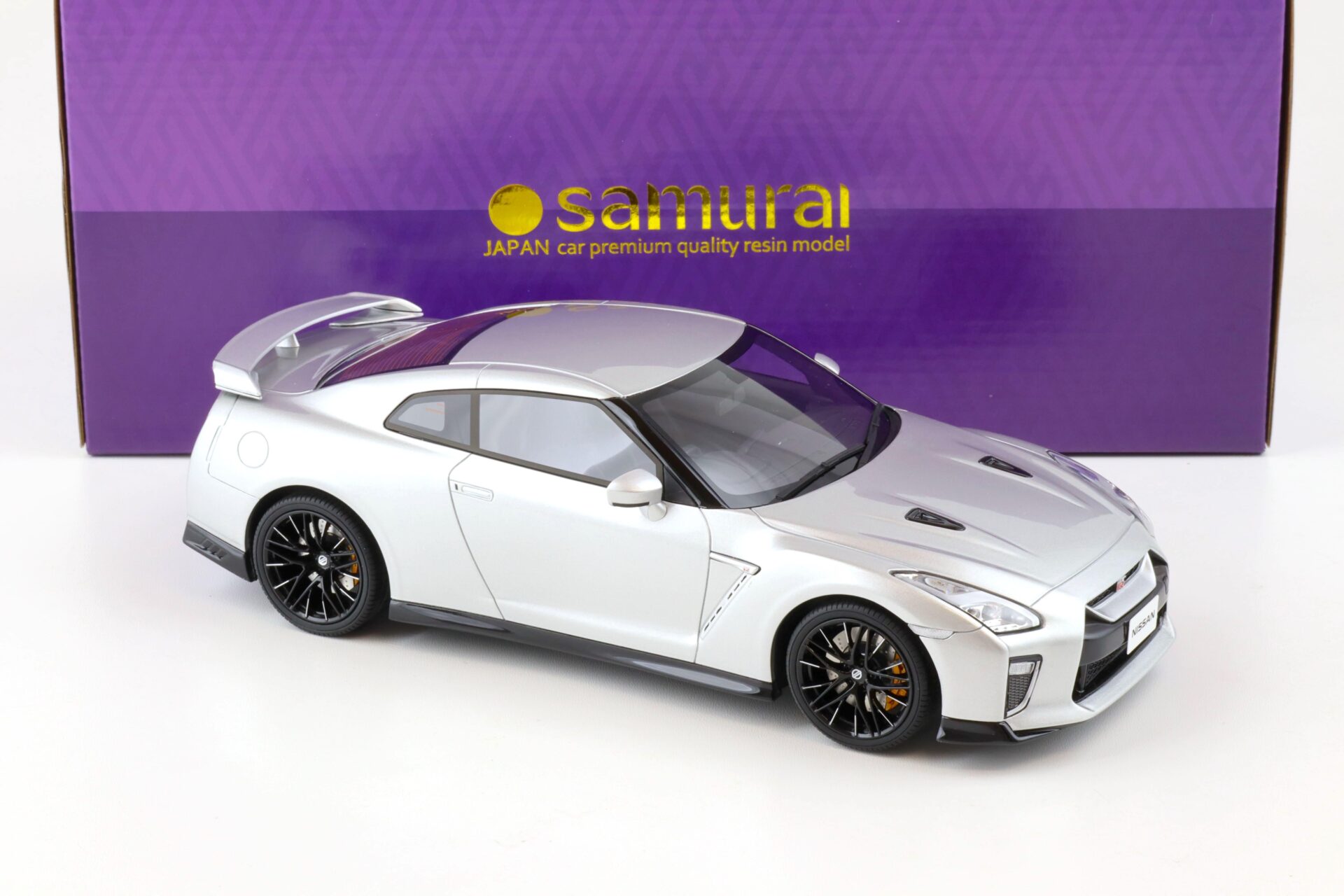 1:18 Kyosho Samurai 2020 Nissan GT-R (R35) Coupe silver metallic KSR18044S