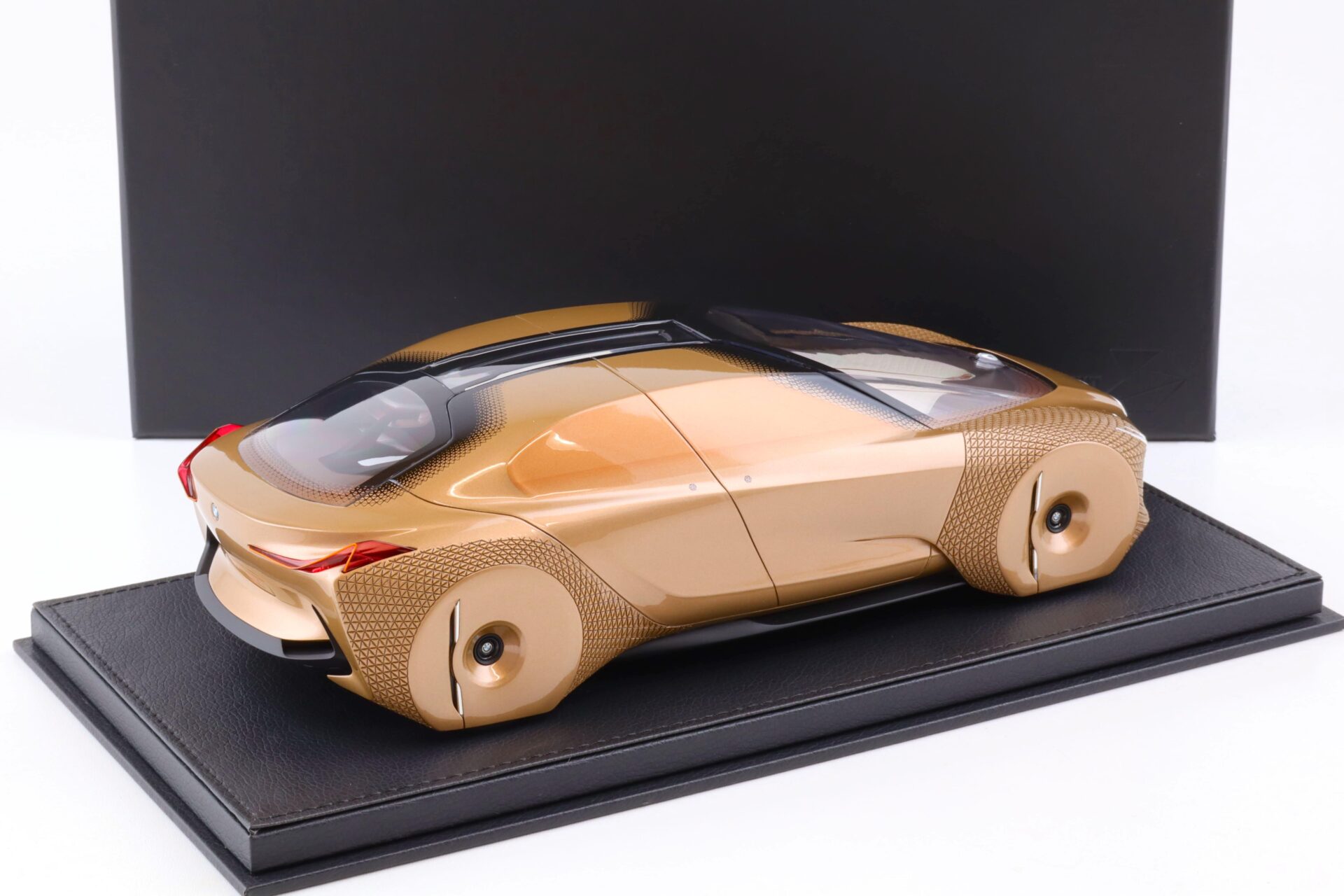 1:18 BBR BMW Vision Next 100 Skulptur Resin DEALER VERSION - Limited 500 pcs.