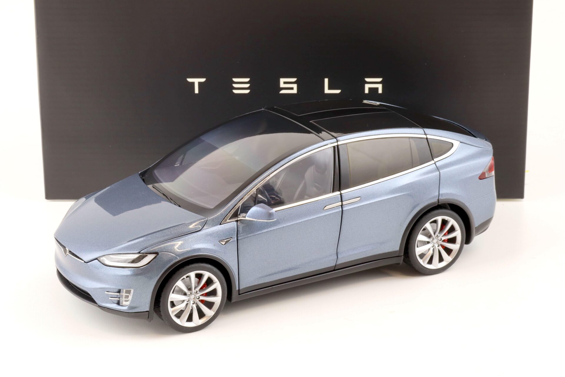 1:18 Original Tesla Model X P100D grey metallic Diecast DEALER VERSION