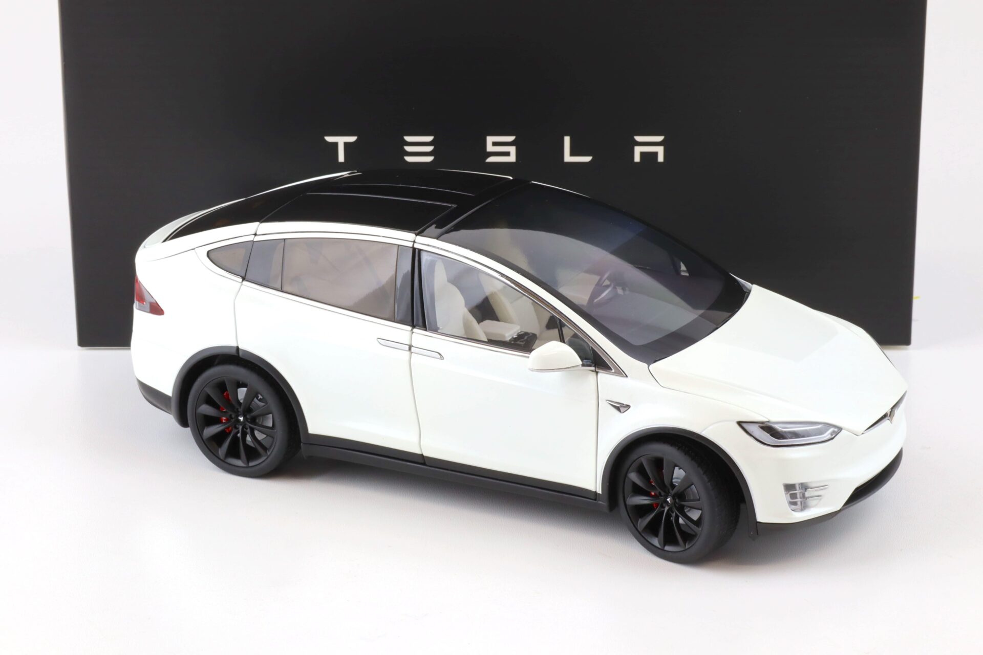 1:18 Original Tesla Model X P100D white Diecast DEALER VERSION