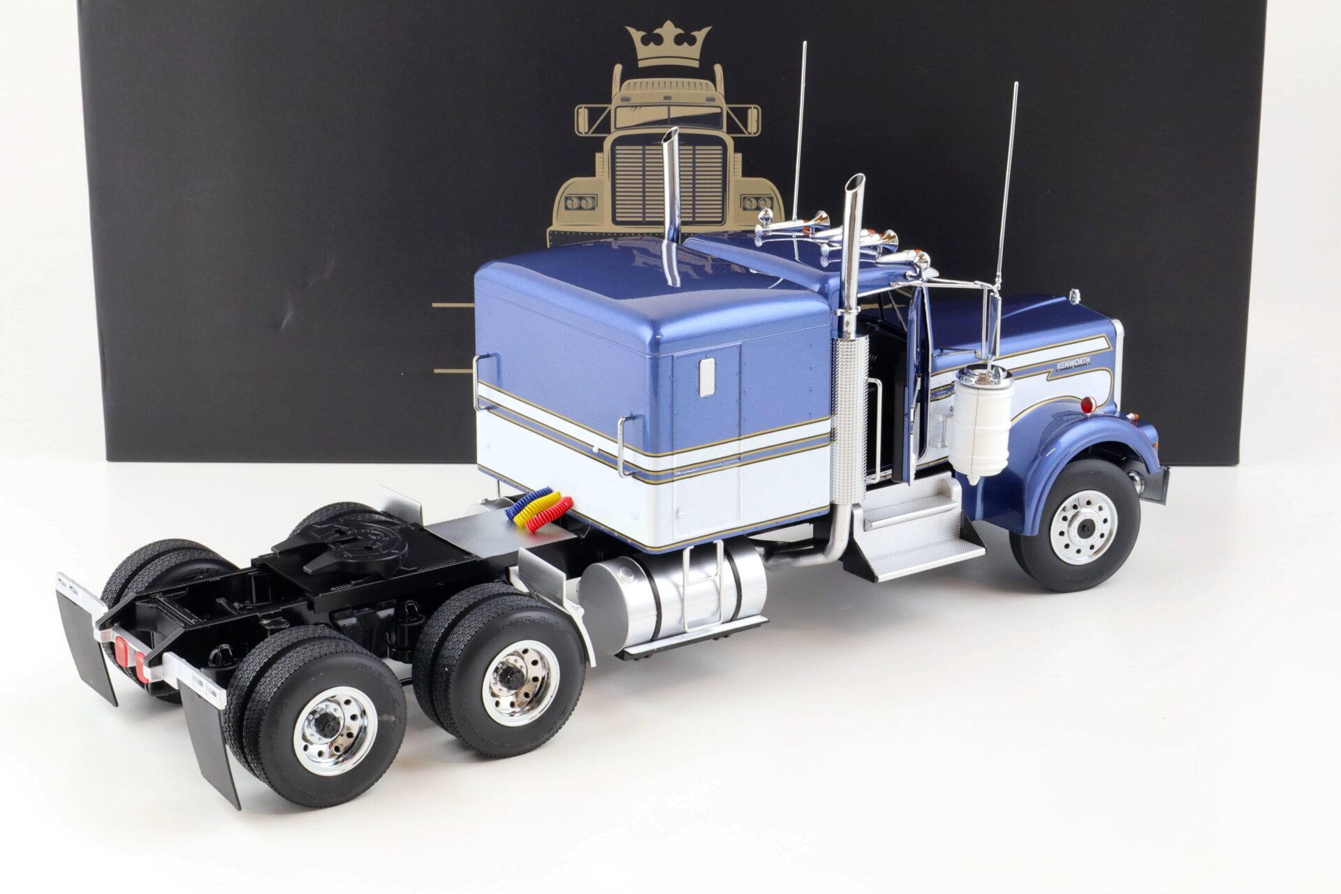 1:18 Road Kings LKW Kenworth W900 SZM blue metallic/ white