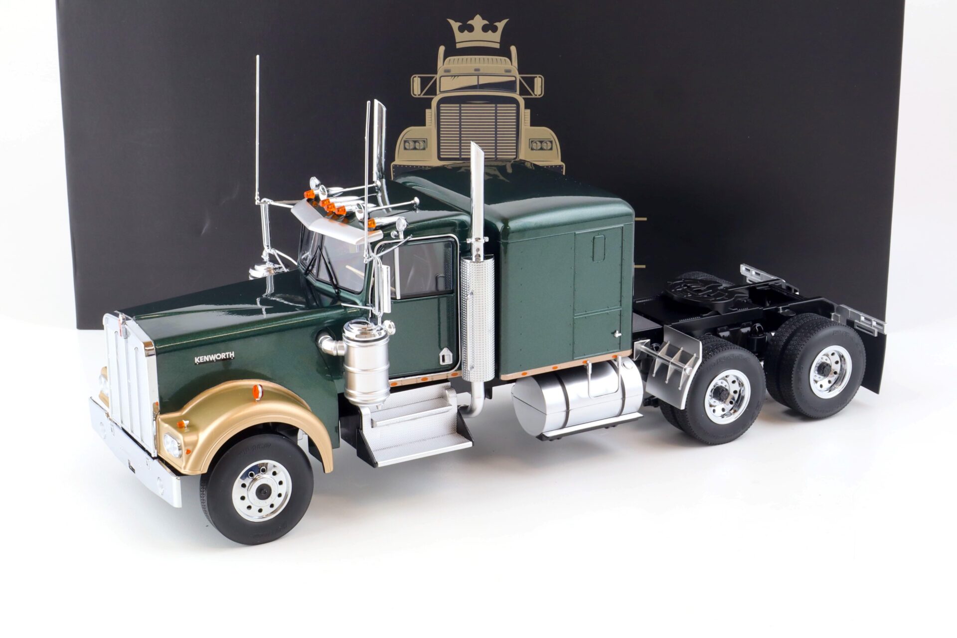 ID 80758 orig.jpg 1:18 Road Kings LKW Kenworth W900 SZM dark green metallic/ gold