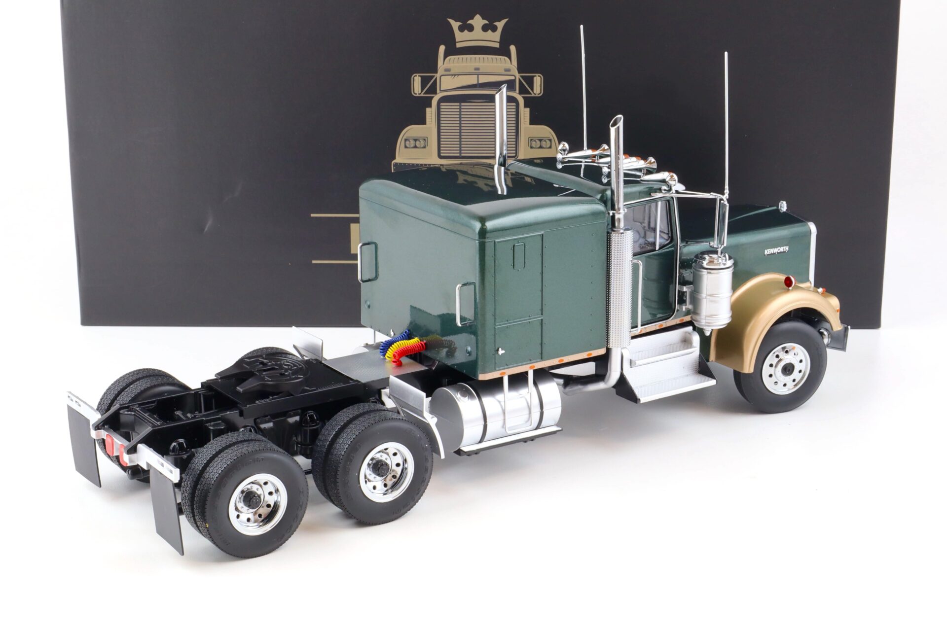1:18 Road Kings LKW Kenworth W900 SZM dark green metallic/ gold