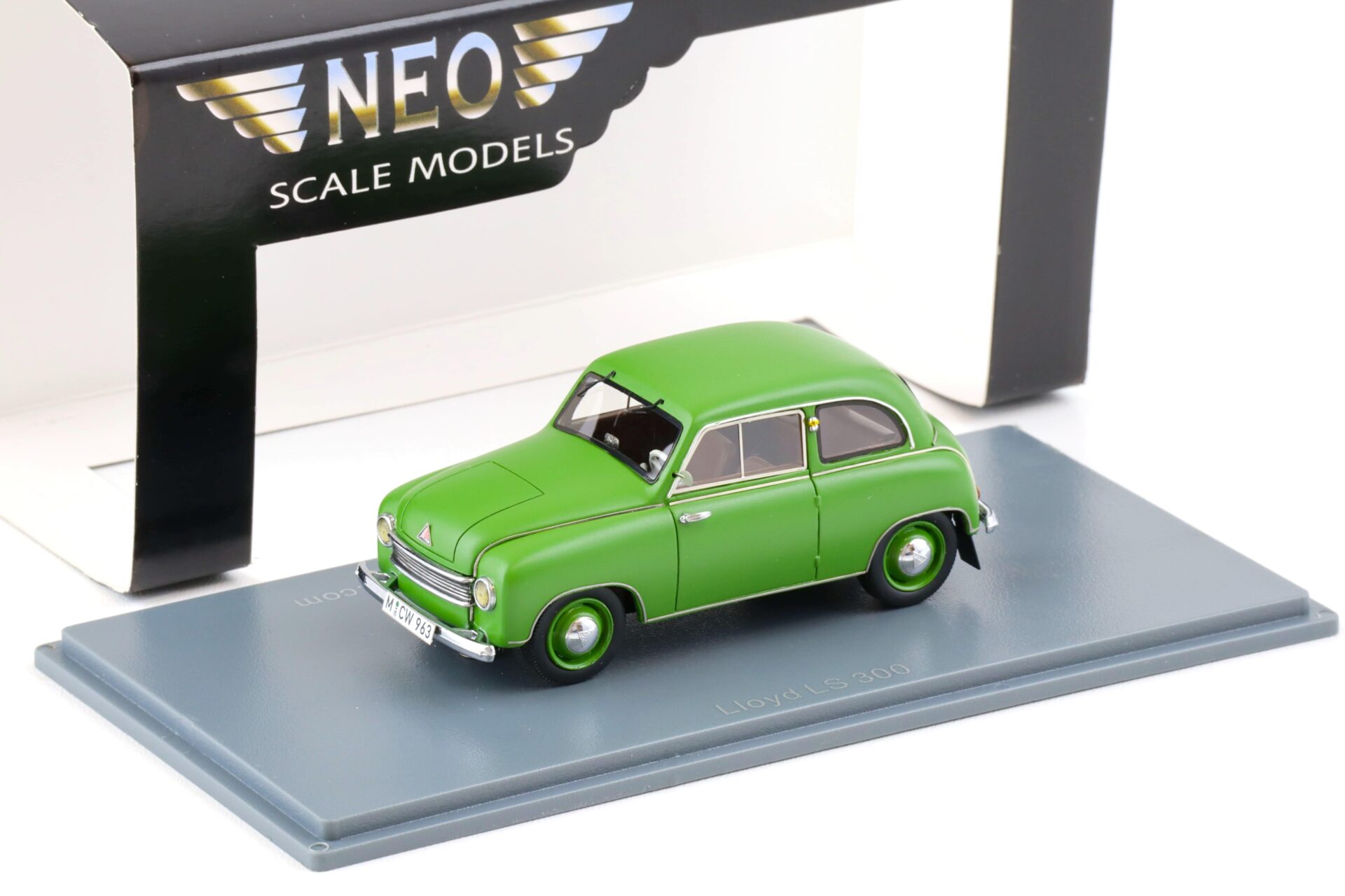 1:43 NEO Lloyd LS 300 matt green MCW Limited 300 pcs.