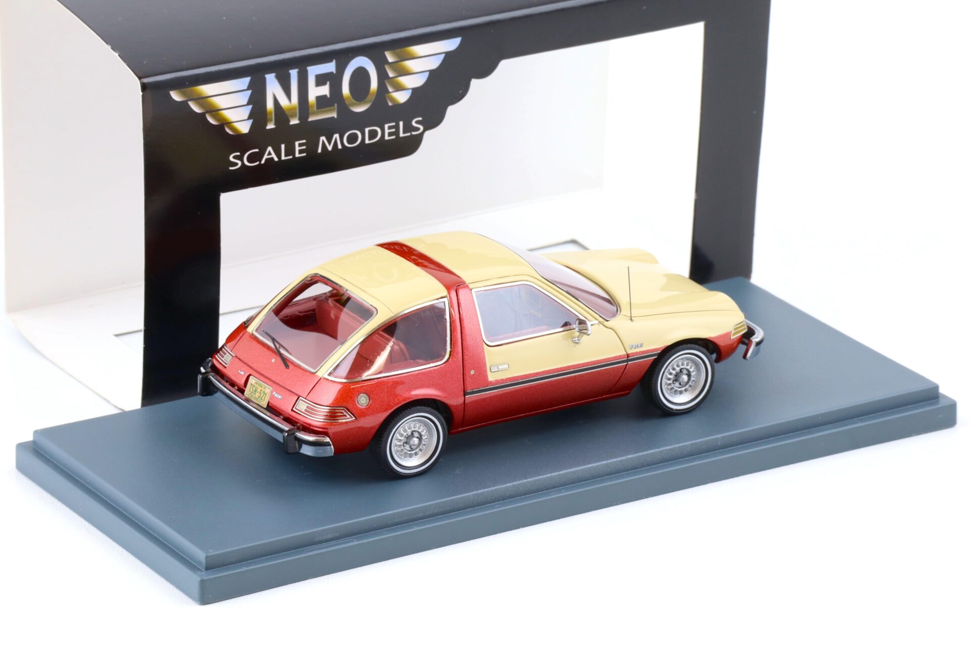 1:43 NEO AMC Pacer metallic brown/ creme 1975