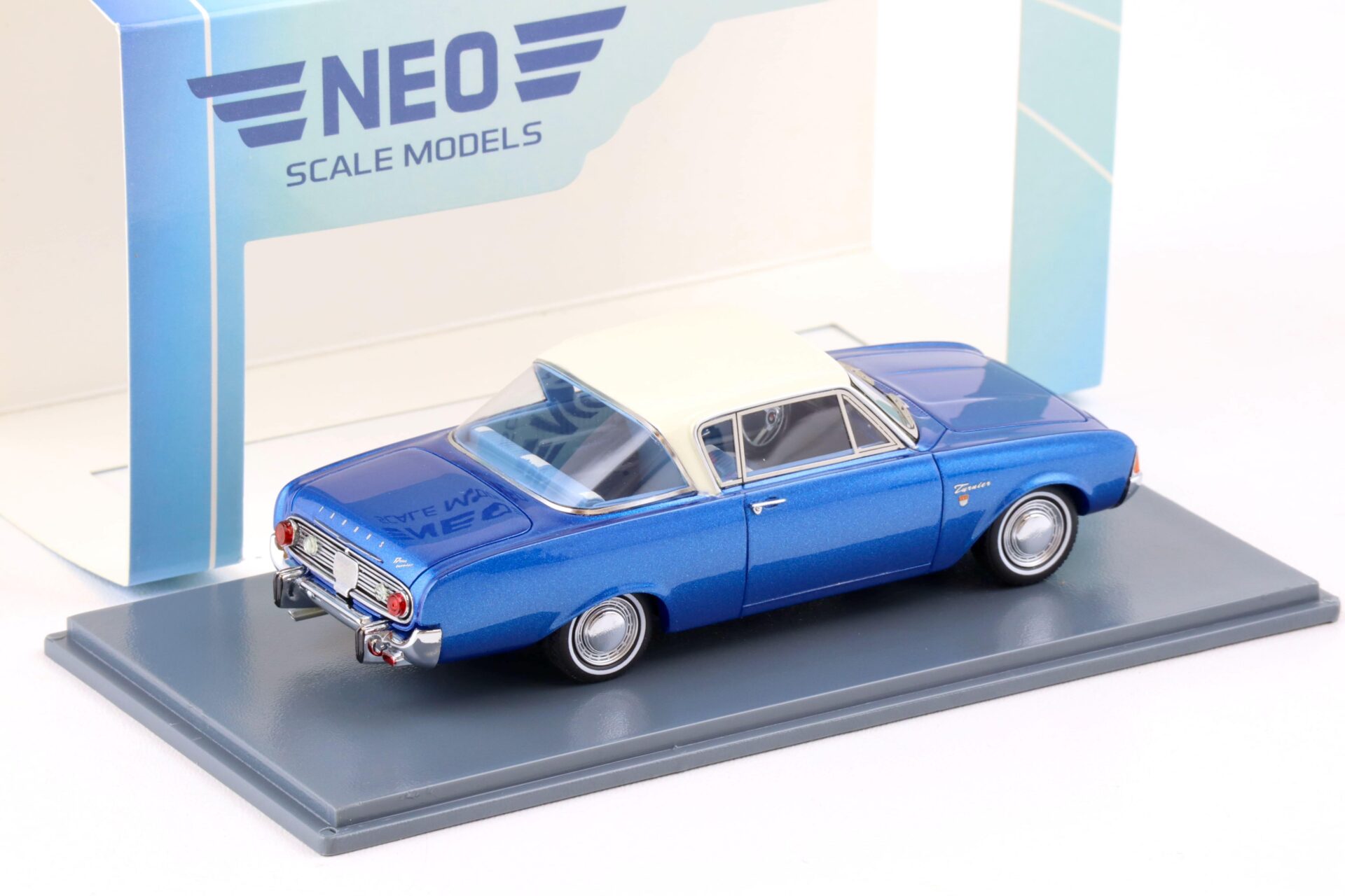 1:43 NEO Ford Taunus 17M P3 Coupe blue metallic/ white