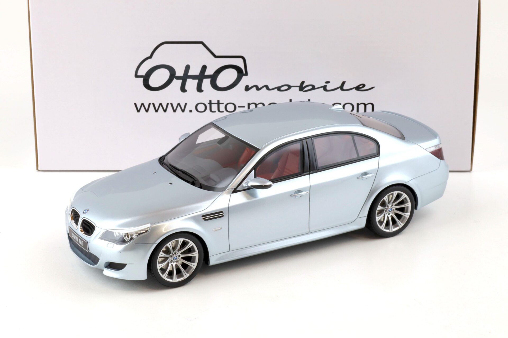 1:18 OTTO mobile OT426 BMW M5 (E60) Phase 2 Limousine silver 2008