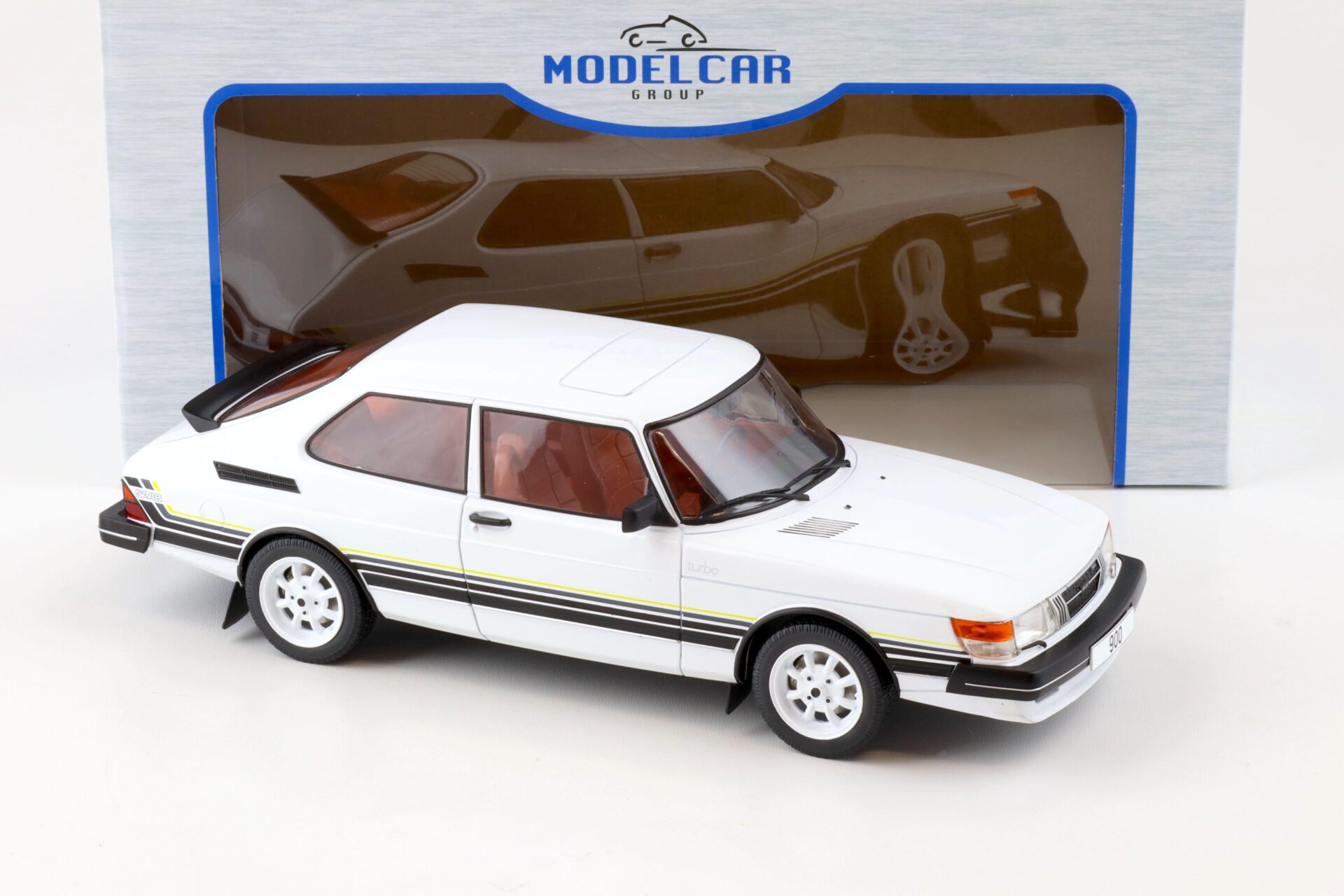 1:18 MCG Saab 900 Turbo 3-doors white/ black 1981