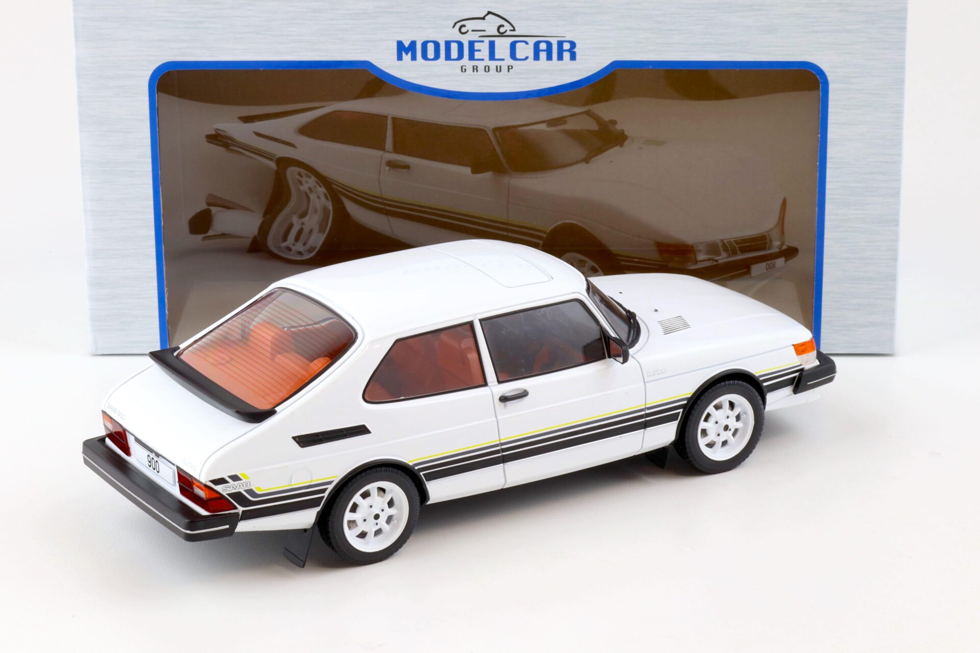 1:18 MCG Saab 900 Turbo 3-doors white/ black 1981
