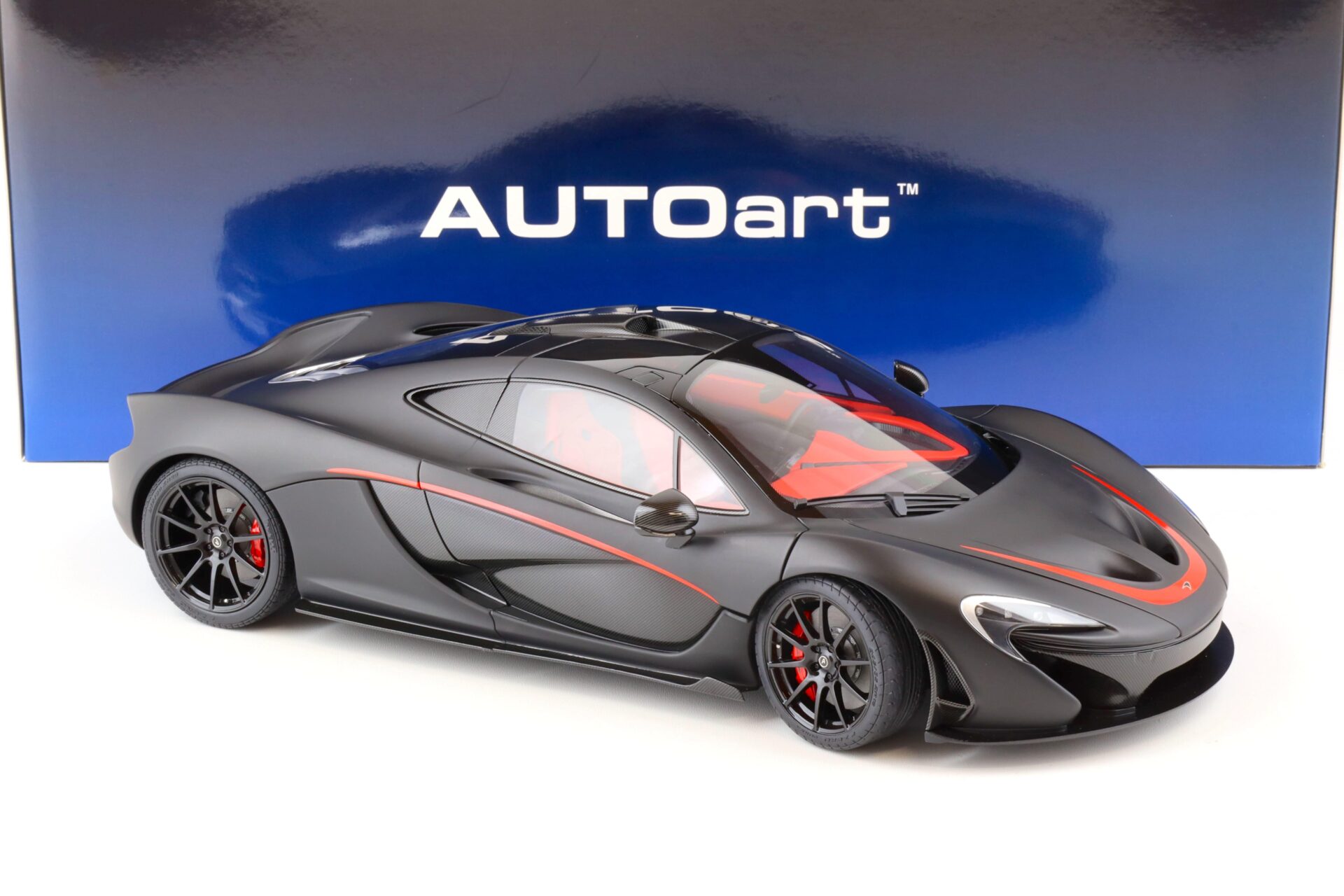 1:12 AUTOart 2013 McLaren P1 matt black/ red accents 12241