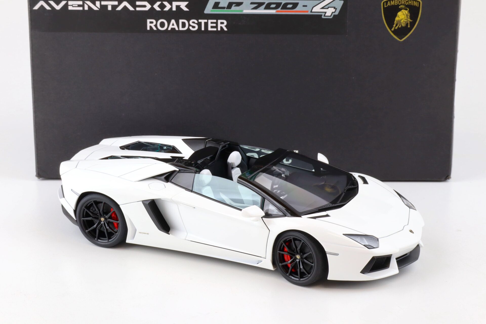 1:18 AUTOart Lamborghini Aventador LP700-4 Roadster bianco Isis/ white