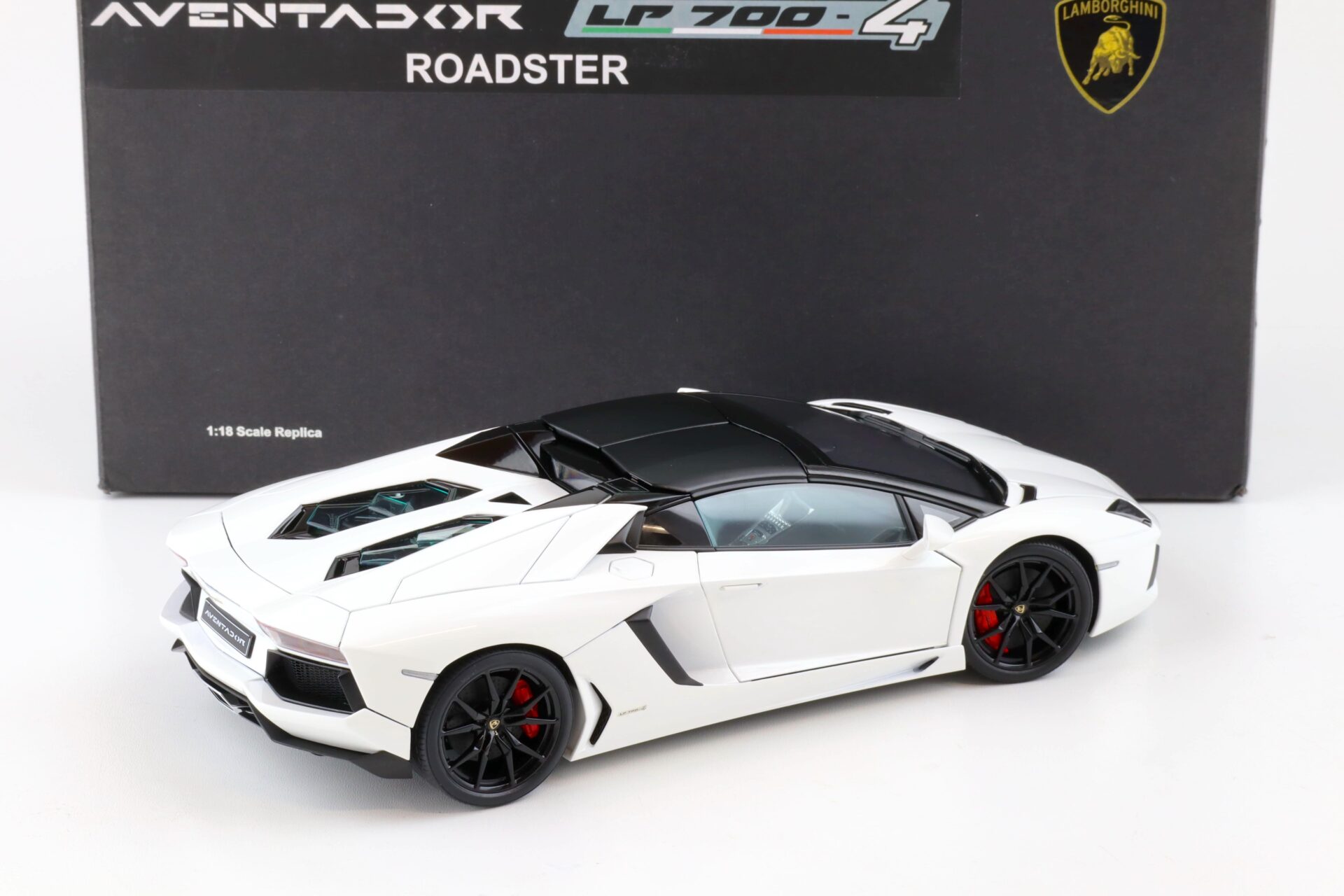 1:18 AUTOart Lamborghini Aventador LP700-4 Roadster bianco Isis/ white