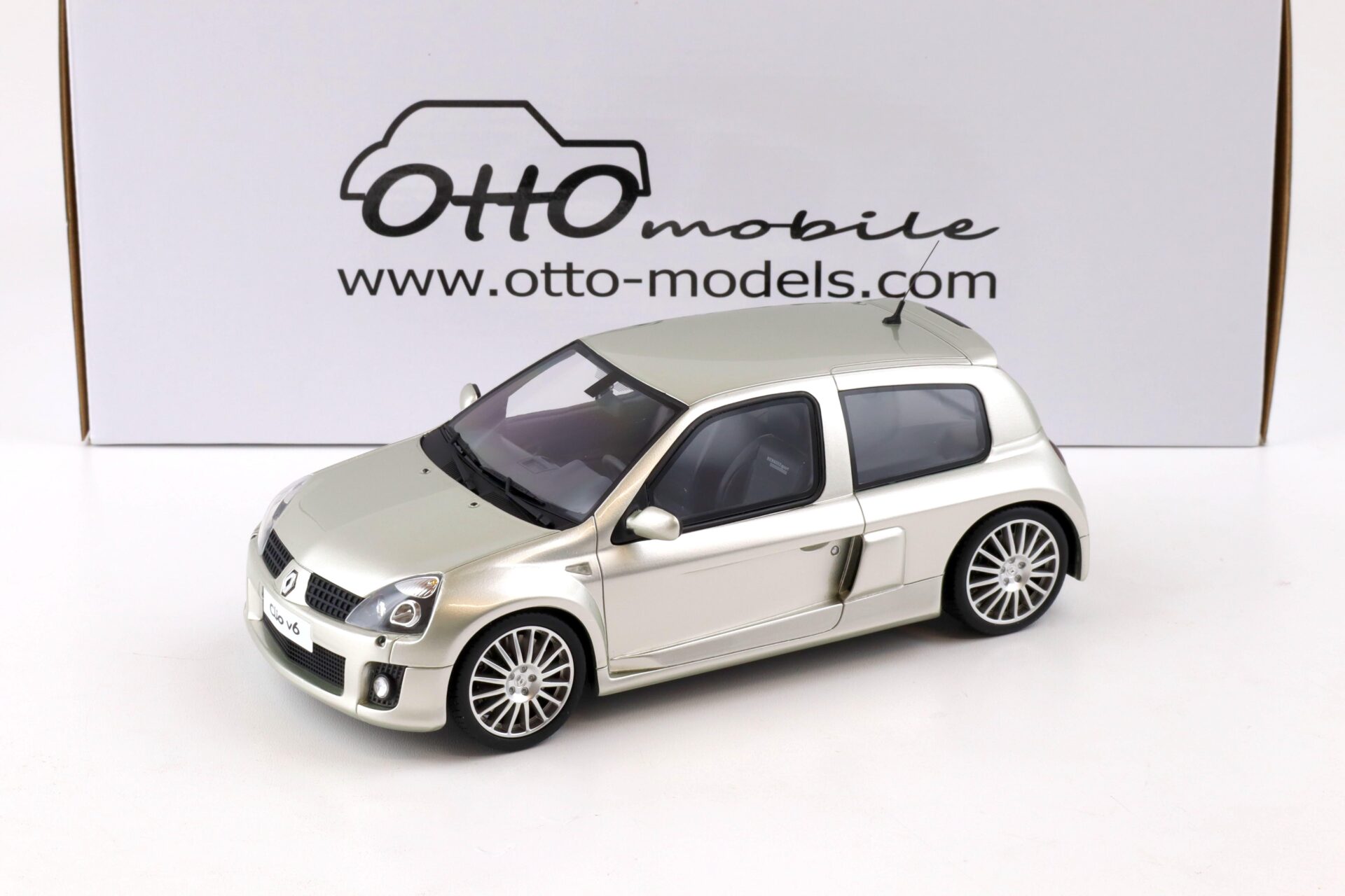 1:18 OTTO mobile OT842 Renault Clio V6 Phase 2 silver/ grey