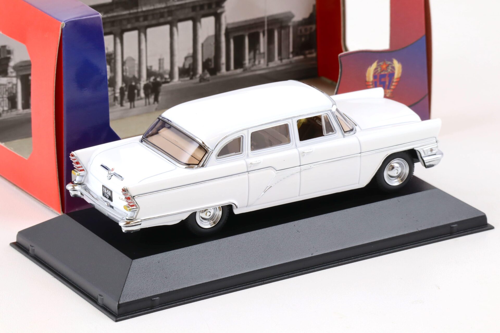 1:43 IST Models GAZ 13 Tchaika Limousine 1965 white