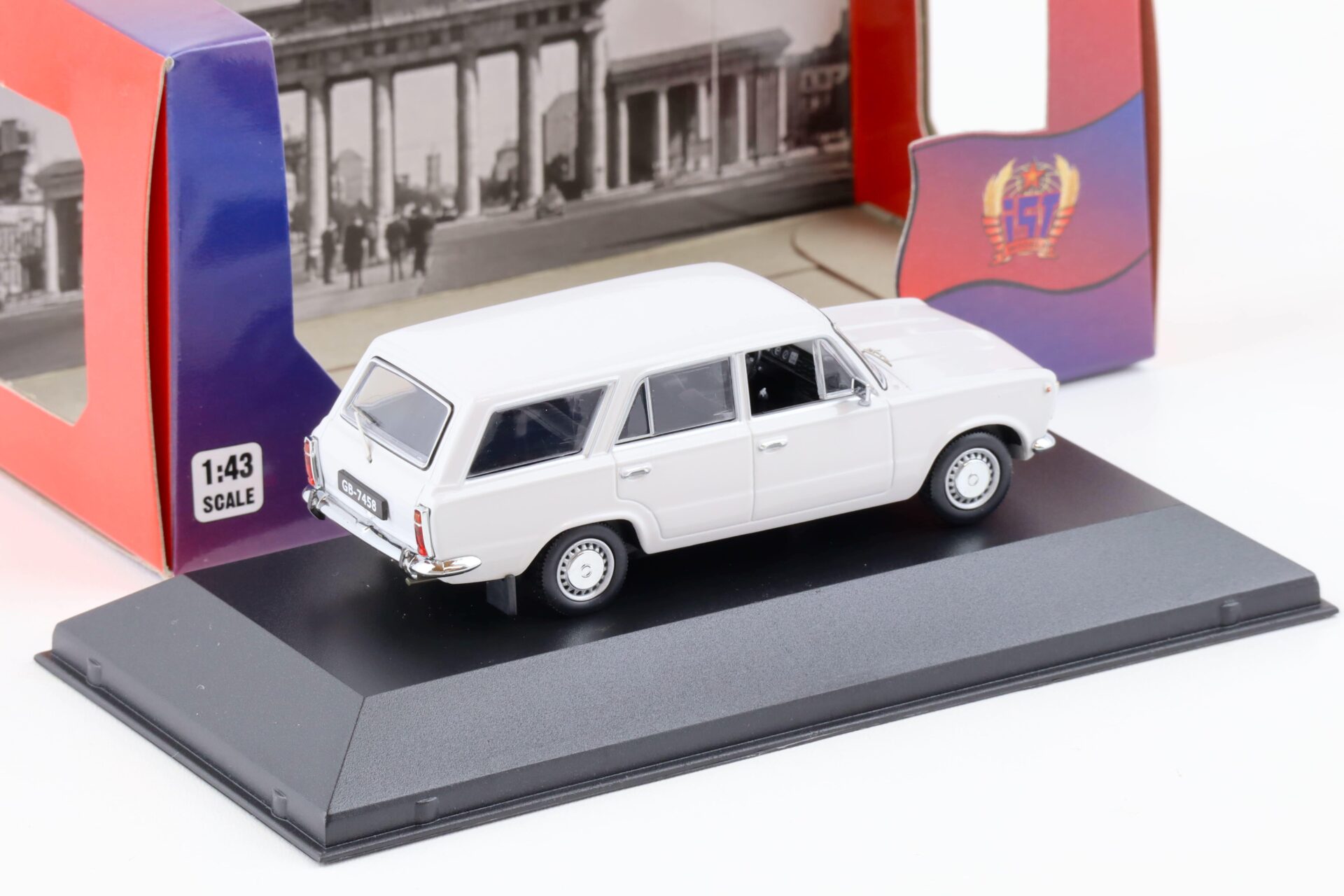 1:43 IST Models Polski Fiat 125P Kombi 1973 light grey
