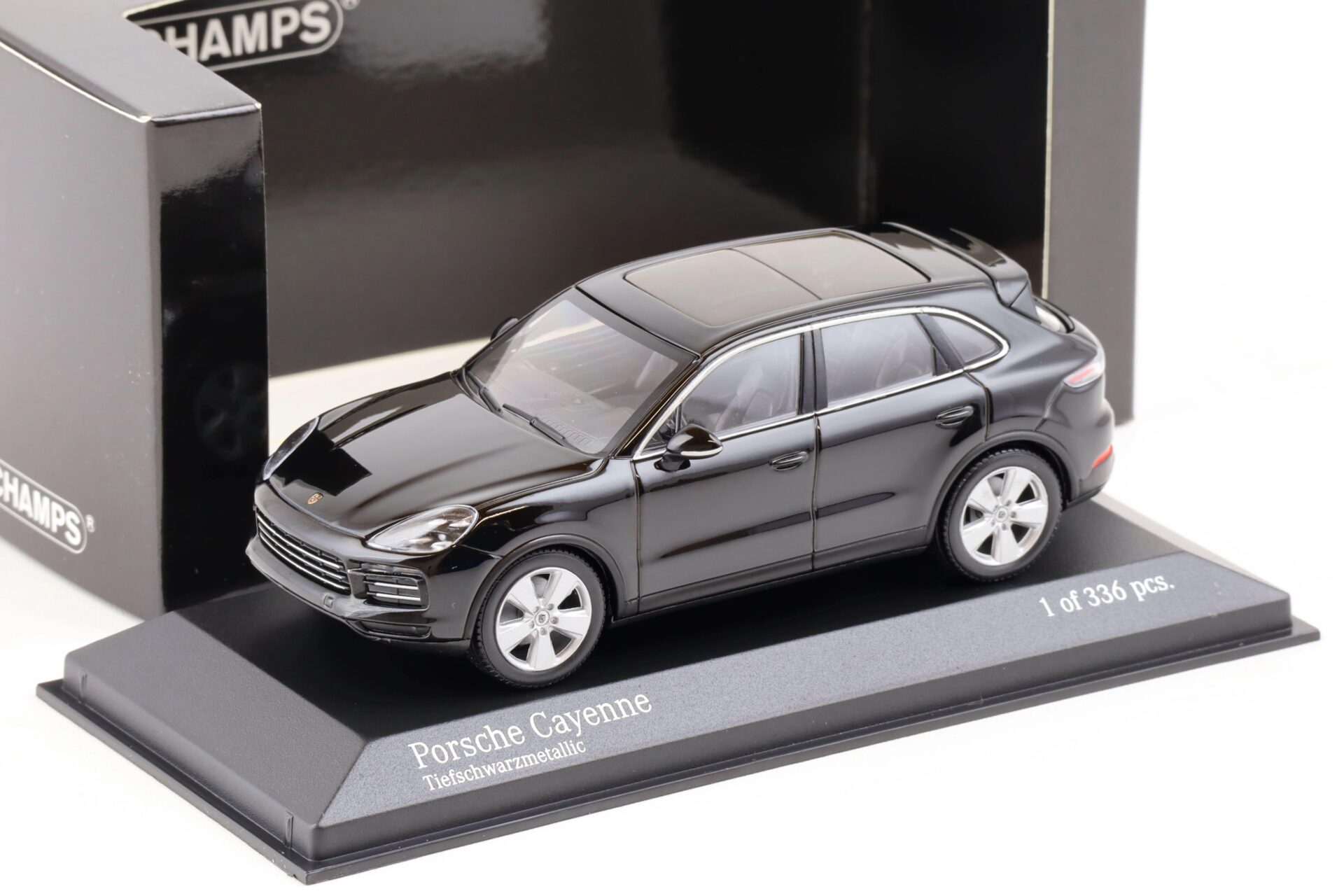 1:43 Minichamps Porsche Cayenne 2017 deep black metallic