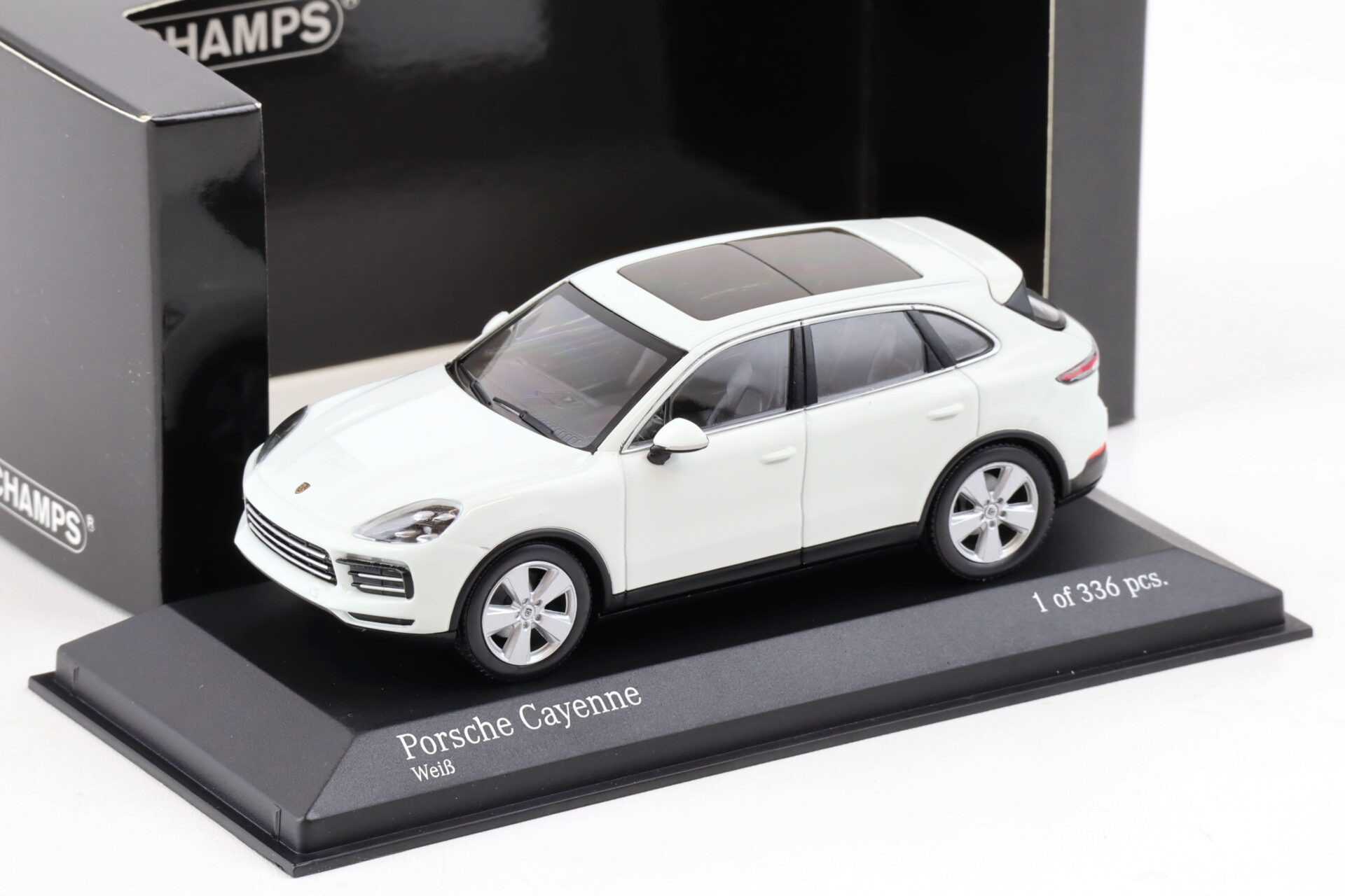 1:43 Minichamps Porsche Cayenne 2017 white