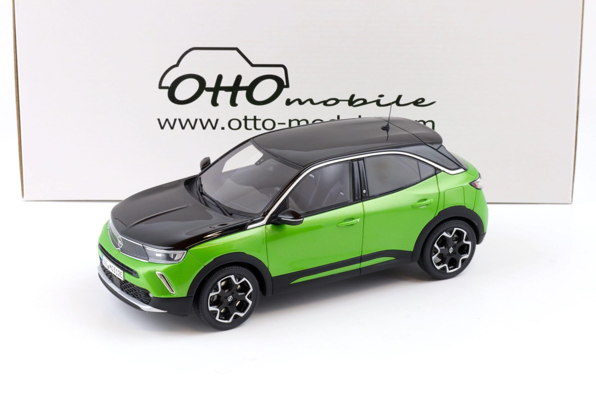 ID 82894 orig 1.jpg 1:18 OTTO mobile OT435 Opel Mokka E GS Line green metallic 2021