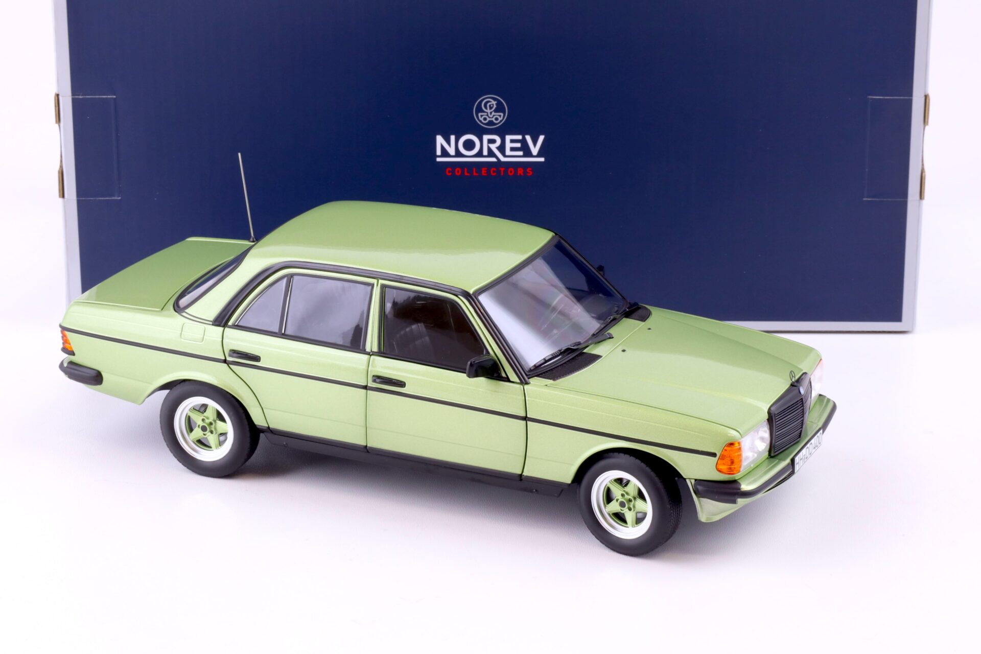 1:18 Norev Mercedes 200 W123 Limousine AMG Bodykit 1984 green metallic