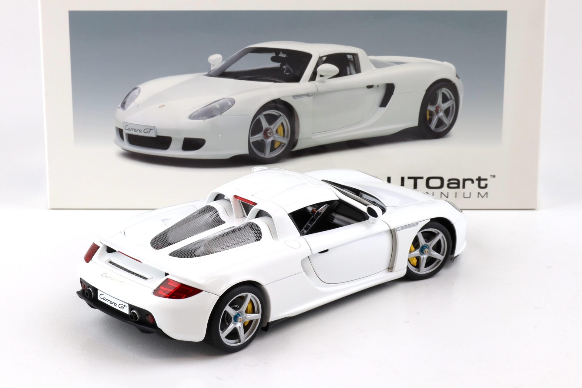 1:18 AUTOart Porsche Carrera GT 2003 white 78045