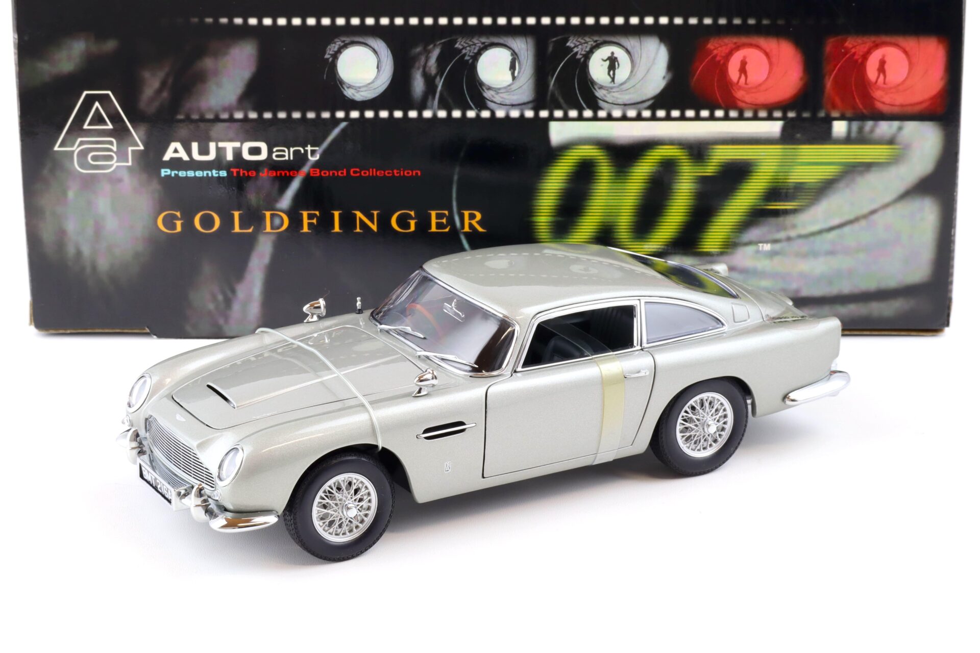 1:18 AUTOart Aston Martin DB5 RHD James Bond 007 Goldfinger silver- grey 70020