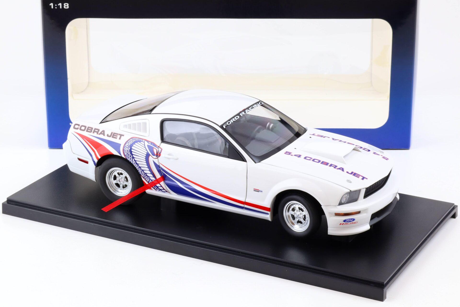 1:18 AUTOart Ford Mustang Cobra Jet 2009 white 72921