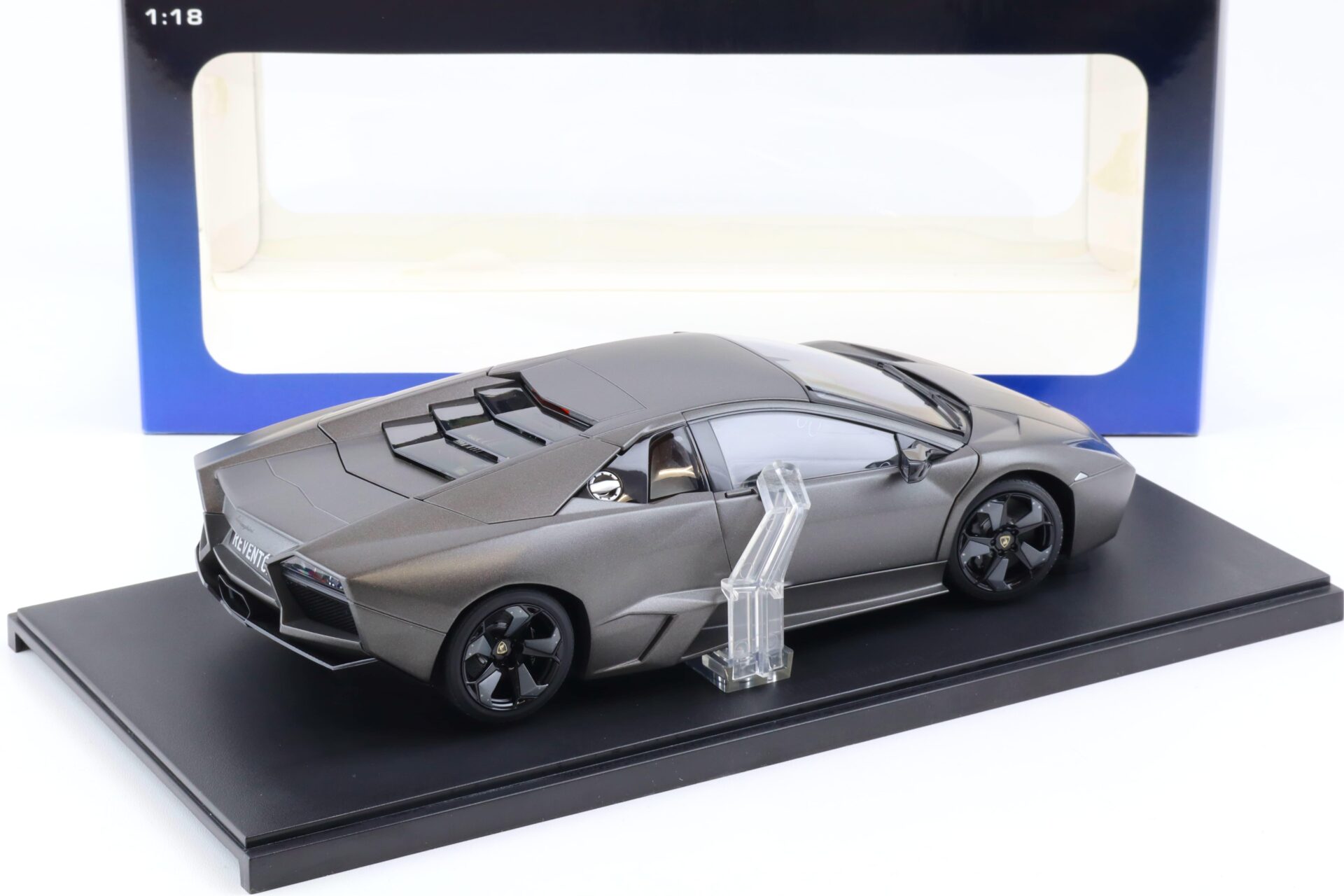 1:18 AUTOart Lamborghini Reventon matt grey 74591