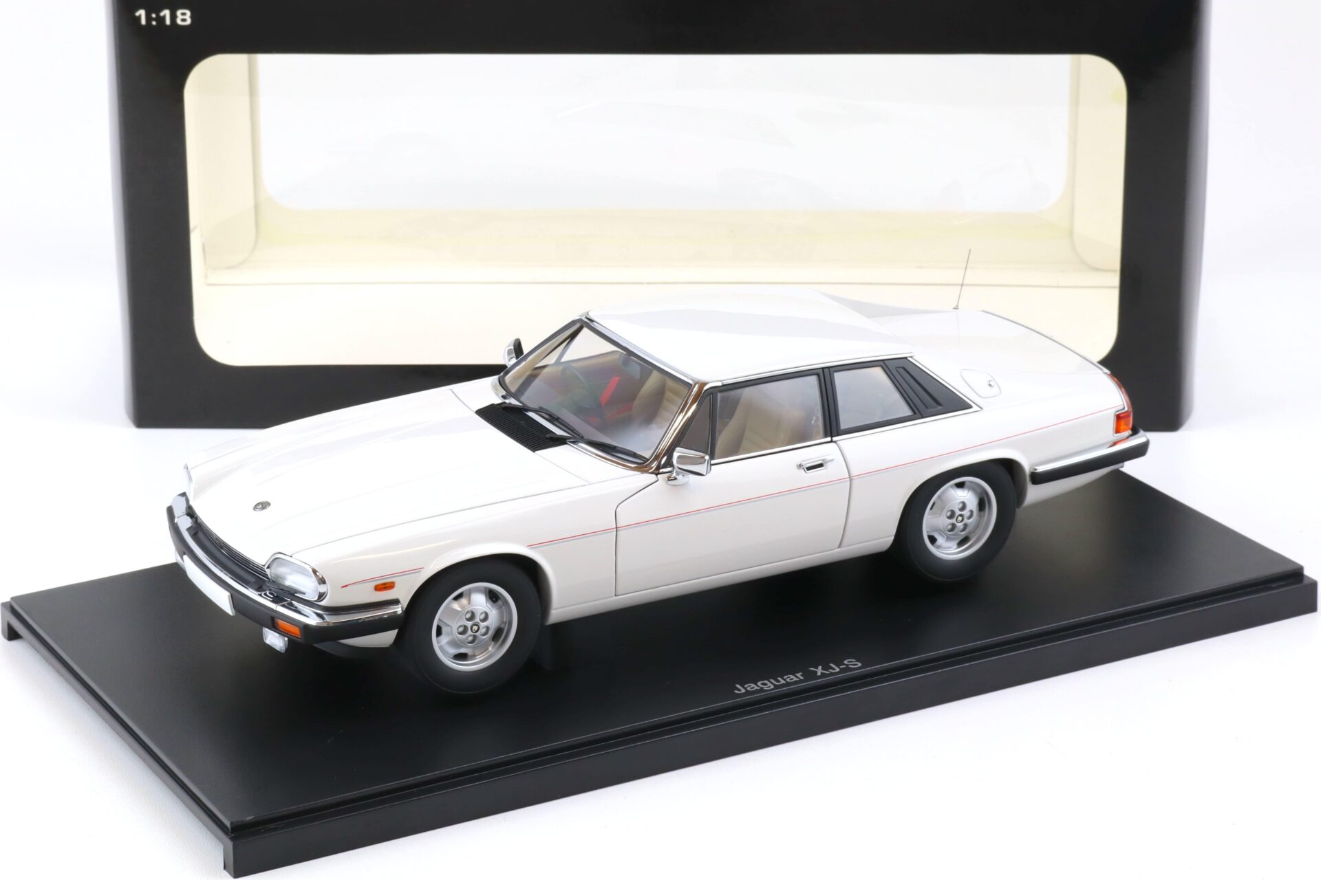 1:18 AUTOart Jaguar XJ-S Coupe white 73576