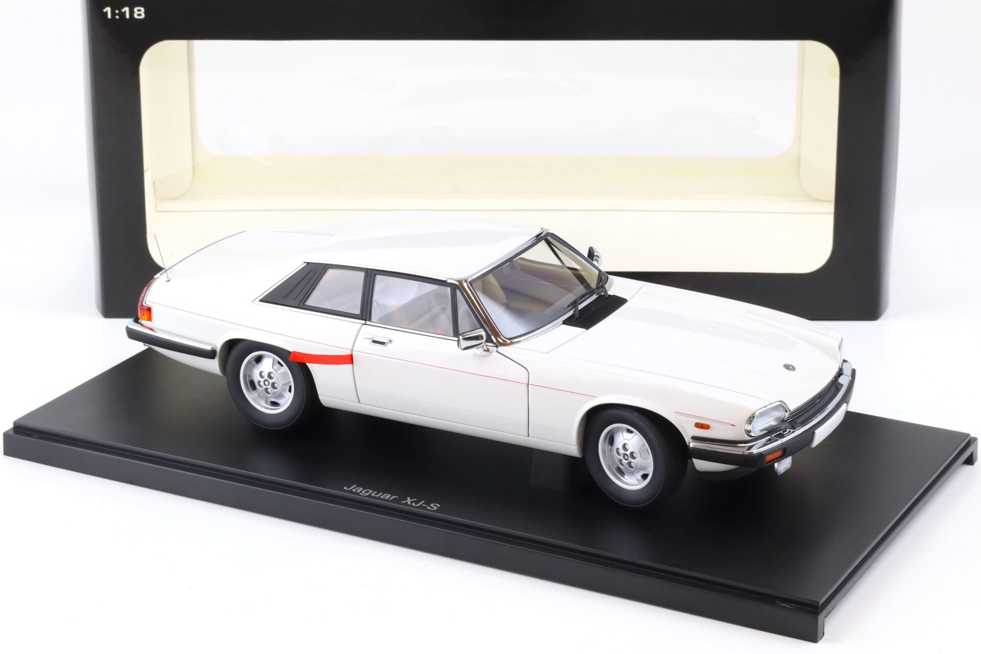 1:18 AUTOart Jaguar XJ-S Coupe white 73576