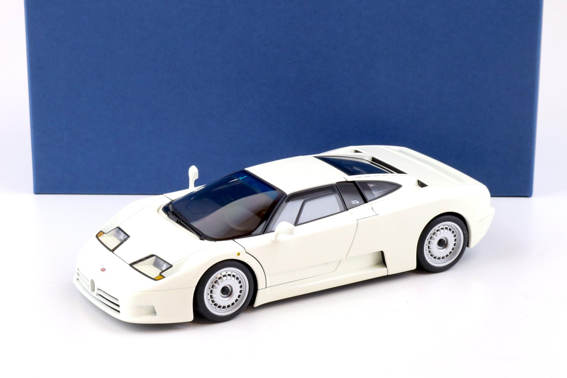 ID 84605 orig.jpg 1:18 AUTOart Bugatti EB110 GT white Diecast 70978