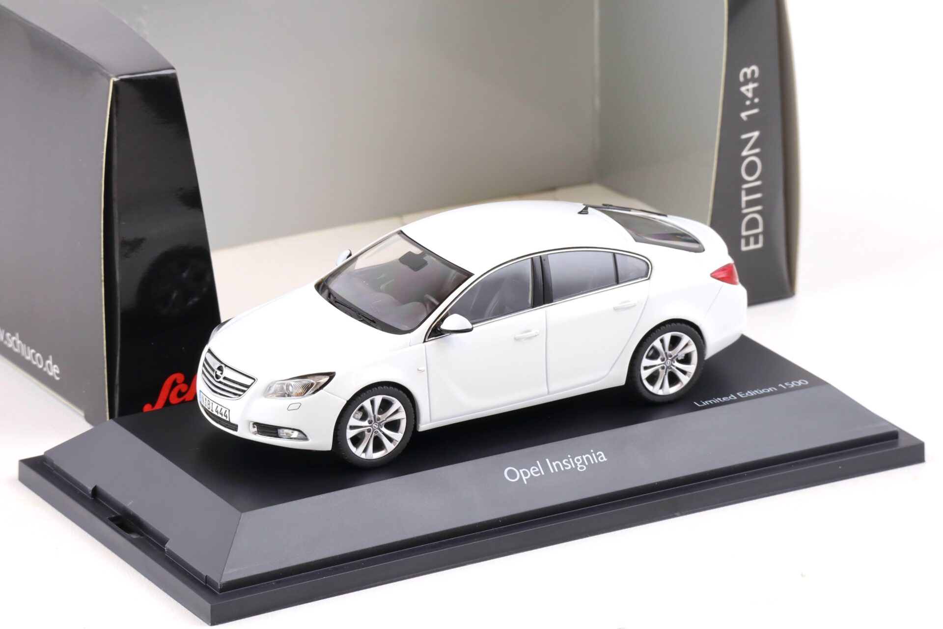 ID 84913 orig.jpg 1:43 Schuco Opel Insignia A Limousine snow white