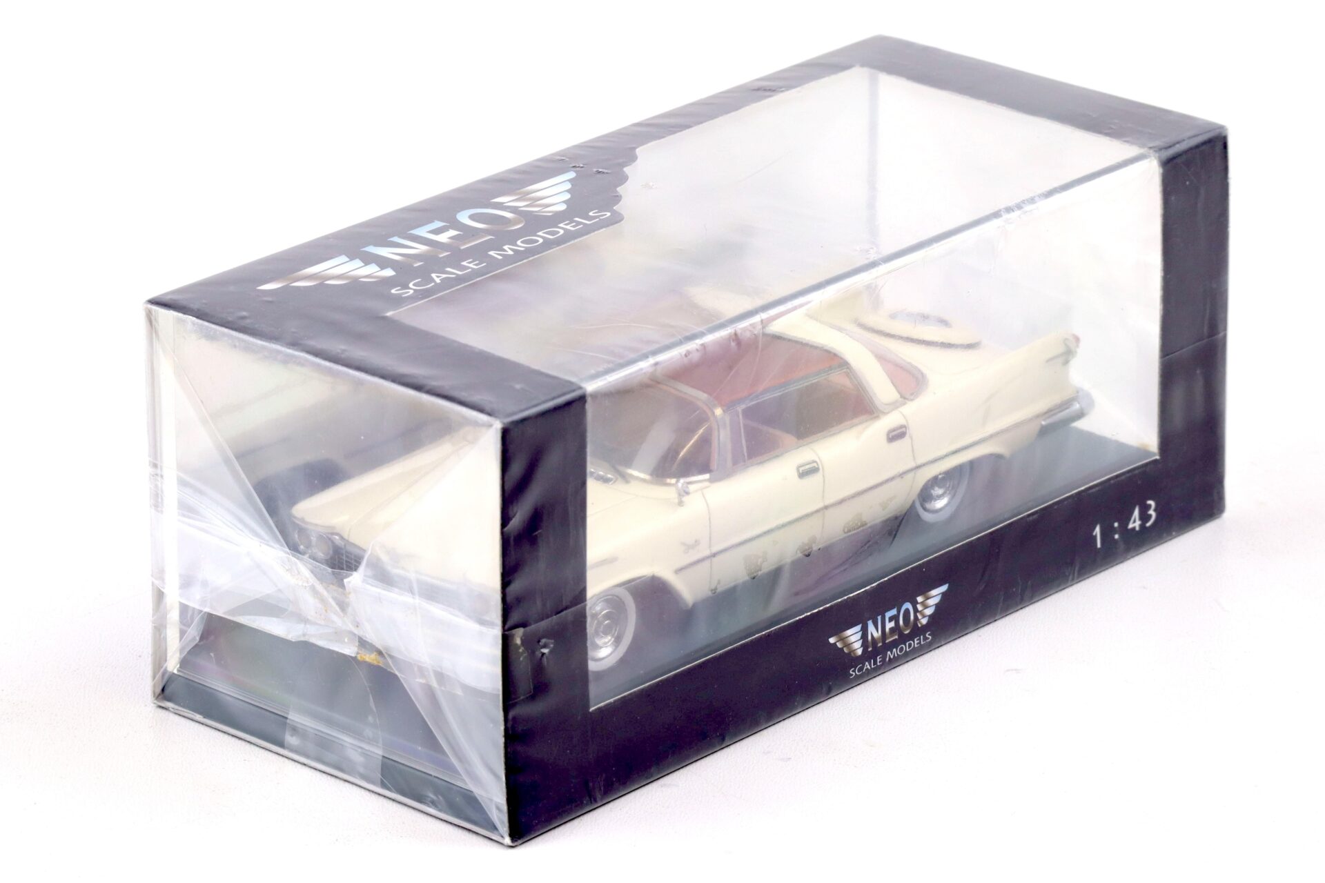 1:43 NEO Chrysler Imperial Crown 4-door Southampton beige 1957