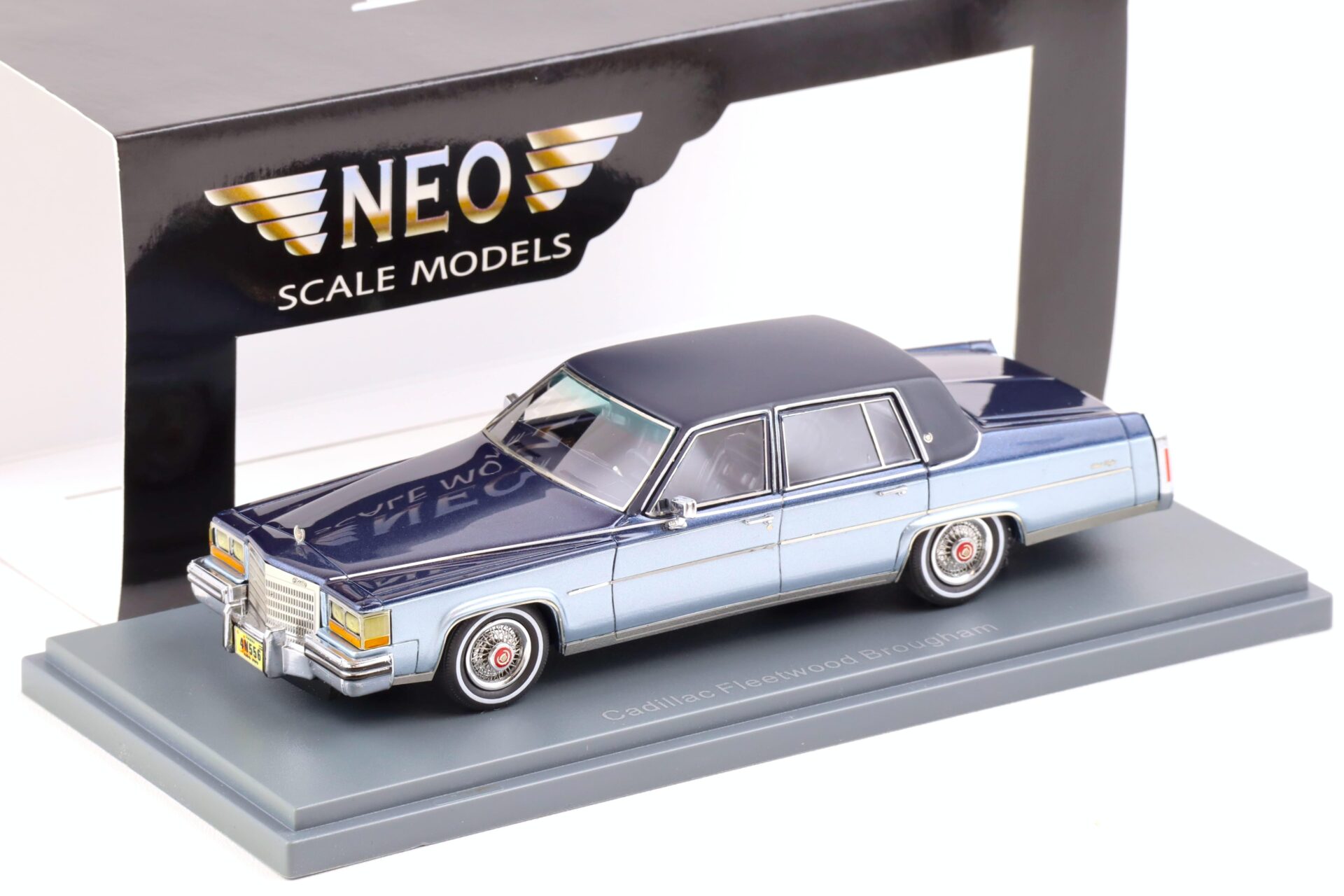 1:43 NEO Cadillac Fleetwood Brougham Limousine blue/ light blue 1980