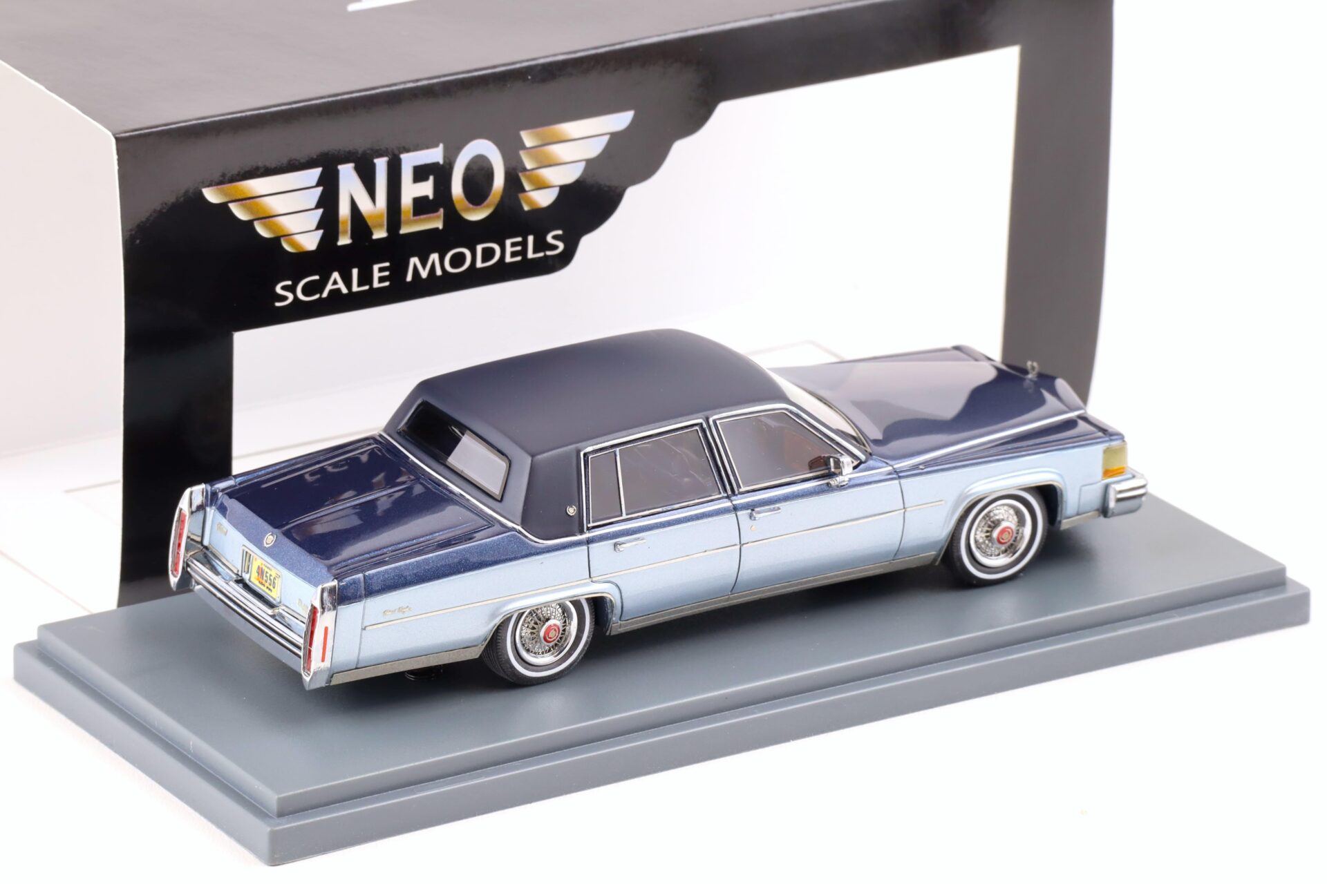1:43 NEO Cadillac Fleetwood Brougham Limousine blue/ light blue 1980