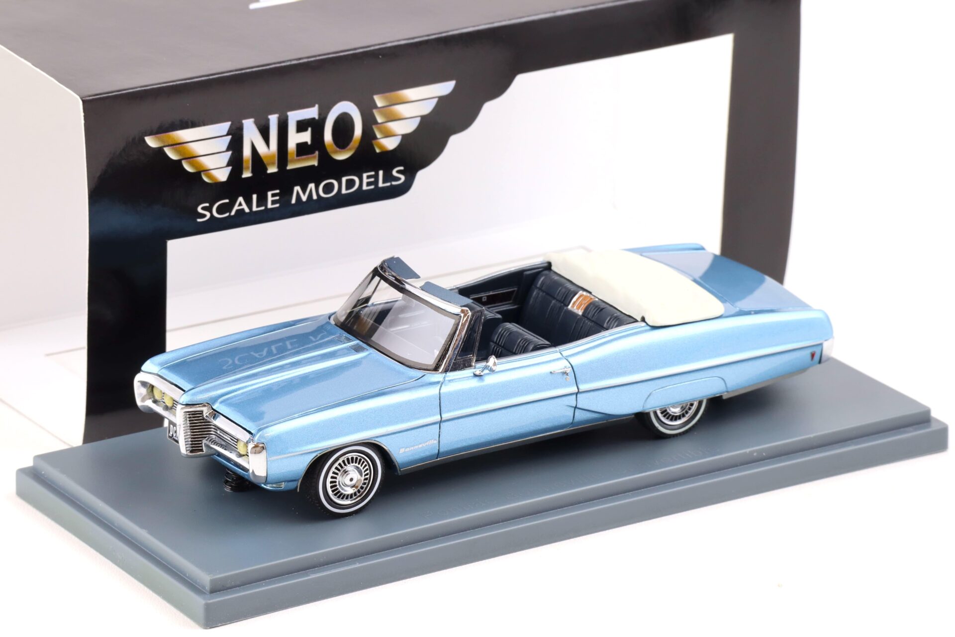 1:43 NEO Pontiac Bonneville Convertible blue metallic 1968